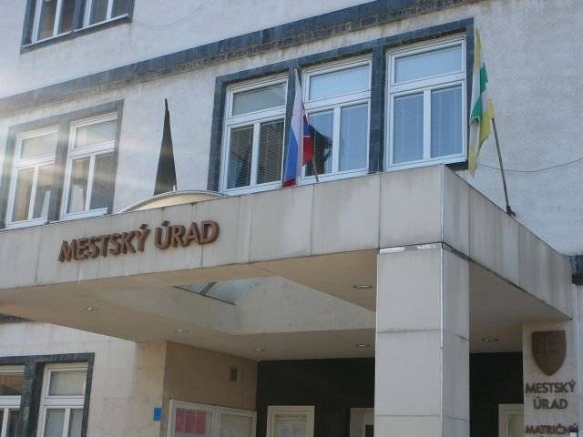 Mesto Prievidza informuje obyvateľov, že z dôvodu technických príčin dôjde tento týždeň k dočasnej úprave úradných hodín Mestského úradu v Prievidzi.  V utorok 4. augusta 2026 a v stredu 5. augusta 2026 bude mestský úrad otvorený v čase od 7.00 do 14.00 hod.   Vo štvrtok 6. augusta 2026 bude nestránkový deň. Matričný úrad, miesto prvého kontaktu a pokladňa budú verejnosti k dispozícii v čase od 7.00 do 14.00 hod.   V piatok 7. augusta 2026 bude mestský úrad otvorený od 7.00 do 13.15 hod. Pokladňa, ako aj pracovisko osvedčovania listín a podpisov budú poskytovať služby v čase od 7.30 do 12.00 hod.  Ide o dočasnú zmenu úradných hodín, po ktorej sa mestský úrad vráti k štandardnému režimu. Ďakujeme za pochopenie.💚💛