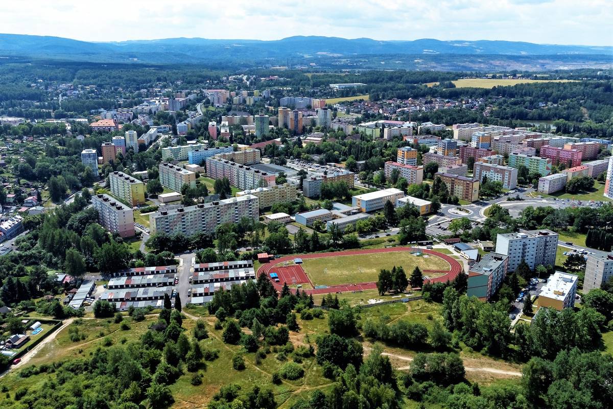 CHODOV (4. 8. 2026) - Hlasování v rámci participativního rozpočtu města je v plném proudu. Obyvatelé mají i nadále možnost podpořit nápady a návrhy svých spoluobčanů, které mohou přispět ke zlepšení života ve městě. Hlasování potrvá do 14. září 2026. Každý přihlášený občan může svůj hlas rozdělit mezi dva různé projekty, nebo oba hlasy věnovat jednomu vybranému návrhu. Podrobnosti o jednotlivých projektech i samotném hlasování jsou k dispozici na portálu mujchodov.cz.