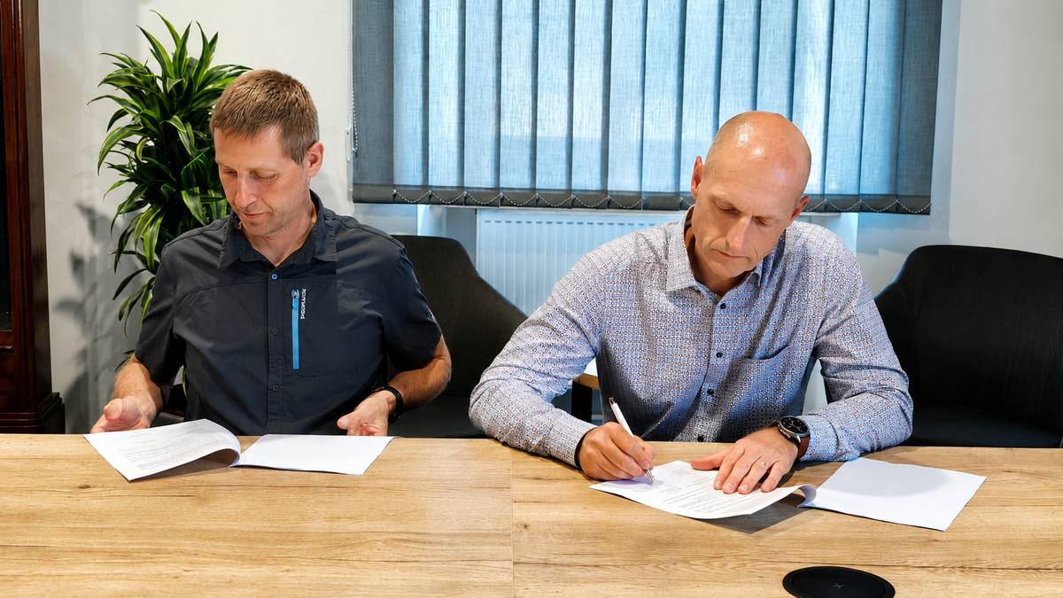 Nová městská společnost Městské služby Hrádek nad Nisou, s. r. o., byla k 1. srpnu 2026 zaregistrována. Jejím jednatelem se stal Robert Solnař, kterého do funkce schválila Rada města. Smlouvu podepsal společně se starostou Pavlem Farským v kanceláři starosty. Teď ho čeká první důležitý úkol – rozpracovat harmonogram fungování společnosti na konkrétní kroky.  K 1. srpnu 2026 byla zaregistrována společnost Městské služby Hrádek nad Nisou, s. r. o. Jejím jediným vlastníkem je město Hrádek nad Nisou. „Vznik společnosti byl předtím připraven zakladatelskou listinou, kterou město schválilo a která byla sepsána formou notářského zápisu 29. července,“ uvedl starosta Pavel Farský. Rada města jednatelem schválila Roberta Solnaře. Ten vzešel z výběrového řízení, které proběhlo ve třech fázích. „Uchazeči nejprve museli splnit požadované formální náležitosti, následovaly osobní pohovory, a nakonec představení koncepce řízení a rozvoje společnosti. Výběrová komise následně doporučila Roberta Solnaře jako kandidáta na jednatele. Jeho odborné, manažerské, organizační i osobnostní předpoklady vyhodnotila jako odpovídající požadavkům na vedení nové městské společnosti,“ dodal místostarosta Jaroslav Poláček. První jednatel Městských služeb Robert Solnař nyní podepsal společně se starostou Pavlem Farským smlouvu. Na přípravu harmonogramu fungování společnosti má 30 dní. Poté ji ke schválení předloží Radě města. Záběr společnosti Městské služby, s. r. o., bude poměrně široký. Podle zakladatelské listiny je předmětem podnikání především poskytování provozních, technických a správcovských služeb zejména pro město Hrádek nad Nisou. „Konkrétně půjde o údržbu a správu veřejné infrastruktury a veřejných prostranství, správu a údržbu městského majetku, správu a provoz sportovišť nebo činnosti související s odpadovým hospodářstvím. Součástí budou také podpůrné, evidenční, IT a administrativní činnosti,“ popsal fungování firmy Pavel Farský. V praxi tak mají Městské služby postupně převzít část činností, které jsou pro každodenní fungování města důležité. Počítá se například s údržbou zeleně a komunikací, správou městských budov a nebytových prostor, provozem sportovišť a technickým zajištěním vybraných objektů. Mezi plánované první kroky patří převzetí provozu Domu sportu a městského archivu. Společnost má mít k dispozici také poměrně široké oprávnění k činnosti. Zakladatelská listina například počítá s technickými službami, správou a údržbou nemovitostí, nakládáním s odpady, provozováním sportovních zařízení, některými stavebními činnostmi, IT službami nebo provozem kulturních a zábavních zařízení. Důležitou součástí celého projektu je skutečnost, že Městské služby jsou stoprocentně městskou společností. Město Hrádek nad Nisou vlastní celý její základní podíl a vložilo do společnosti základní kapitál ve výši 12 000 korun. Společnost je založena na dobu neurčitou. Jejími orgány jsou valná hromada, jednatel a dozorčí rada. Dozorčí rada má šest členů: Petra Dlouhého, Davida Gottsteina, Ondřeje Holečka, Pavla Jindru, Romana Navrátila a Janu Tůmovou. „Městské služby mají fungovat především jako servisní organizace města. Smyslem není zbavit město odpovědnosti za poskytované služby, ale naopak vytvořit vlastní nástroj, díky kterému bude moci jejich zajištění lépe řídit a pružněji na potřeby města reagovat,“ upřesnil Pavel Farský. Založením a registrací společnosti ale celý proces teprve začíná. Robert Solnař má nyní připravit konkrétní koncepci fungování Městských služeb – tedy nastavit jejich provoz, organizaci a další rozvoj. Nová společnost zahájí svou činnost ještě v letošním roce. Jedním z prvních kroků má být právě přev