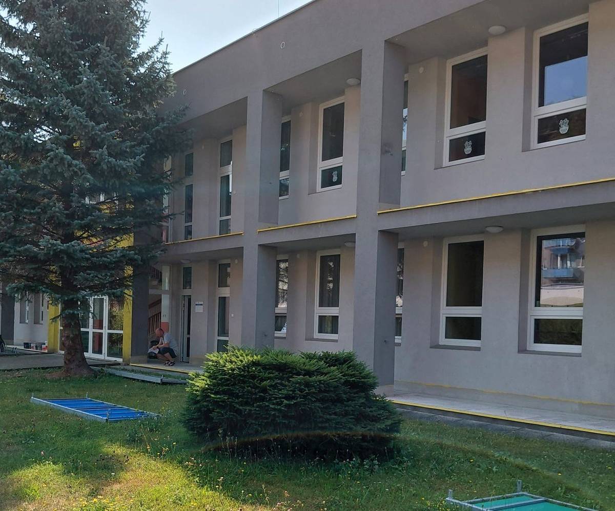 Během letních prázdnin probíhá důležitá rekonstrukce lodžií v Mateřské škole Veselka. Cílem stavebních prací je odstranit dlouhodobé zatékání do budovy a vyřešit problém s uvolněnou a mrazem poškozenou dlažbou. Celkové náklady na rekonstrukci činí 750 tisíc Kč. Součástí oprav je nová hydroizolace a vytvoření nového celistvého bezespárého povrchu, který bude bezpečnější, odolnější, vodoodpudivý a zároveň výrazně trvanlivější. Přejeme všem dětem, rodičům i zaměstnancům MŠ krásné letní prázdniny! Město Úpice