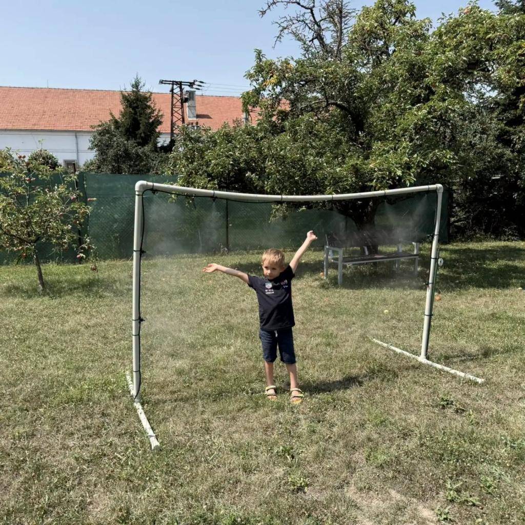 Pokud chcete při procházce malé osvěžení, na zahradě vedle dětské skupiny, u obecního úřadu, je mlhoviště, lavičky a ovocné stromy. Mlhoviště si jednoduše pustíte sami, má mechanický časovač.