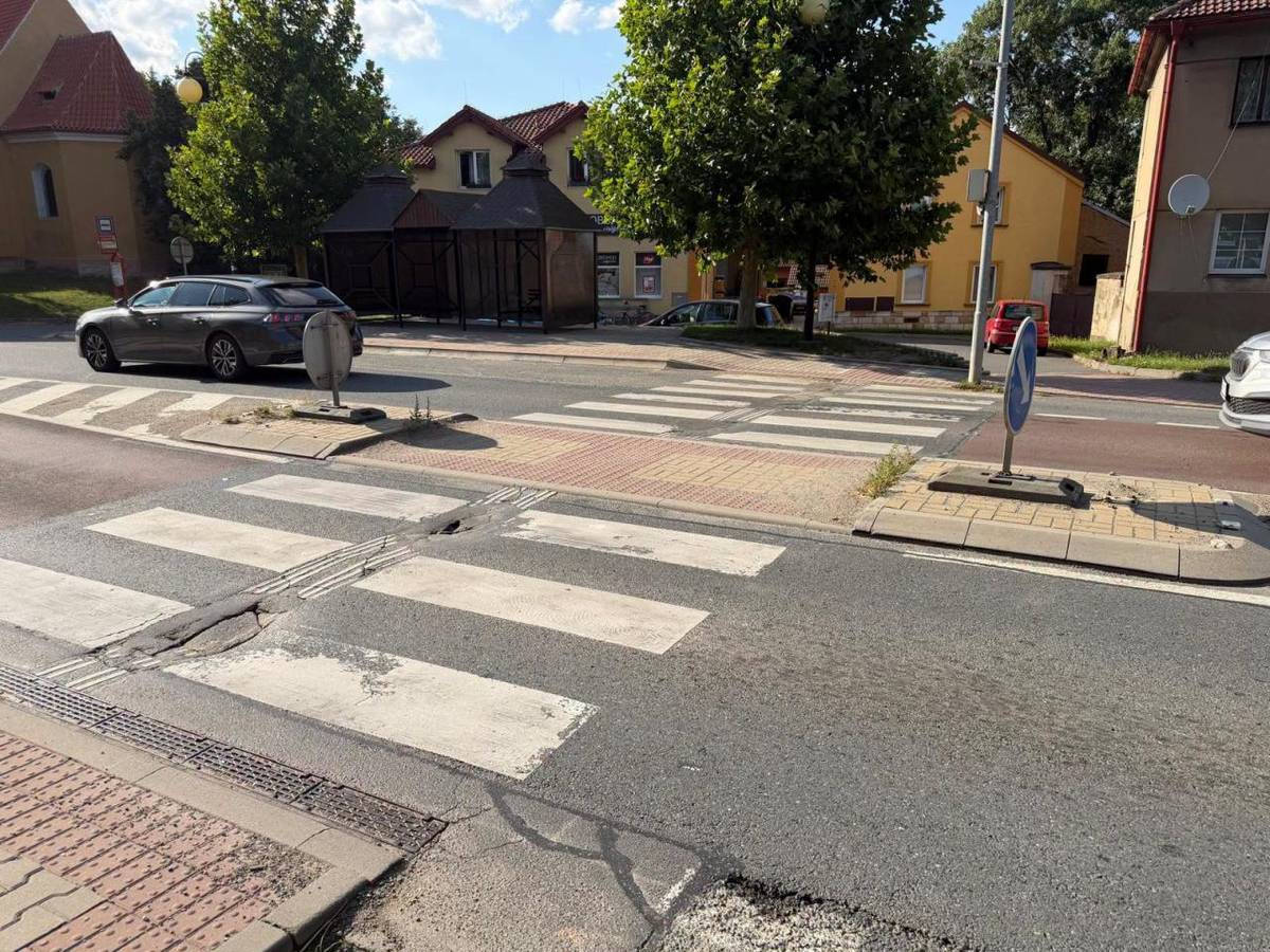 Od pondělí 3. srpna do středy 5. srpna 2026 bude probíhat oprava vozovky v prostoru nehvizdského náměstí. Důvodem je především oprava přechodu pro chodce, který je již ve špatném technickém stavu.