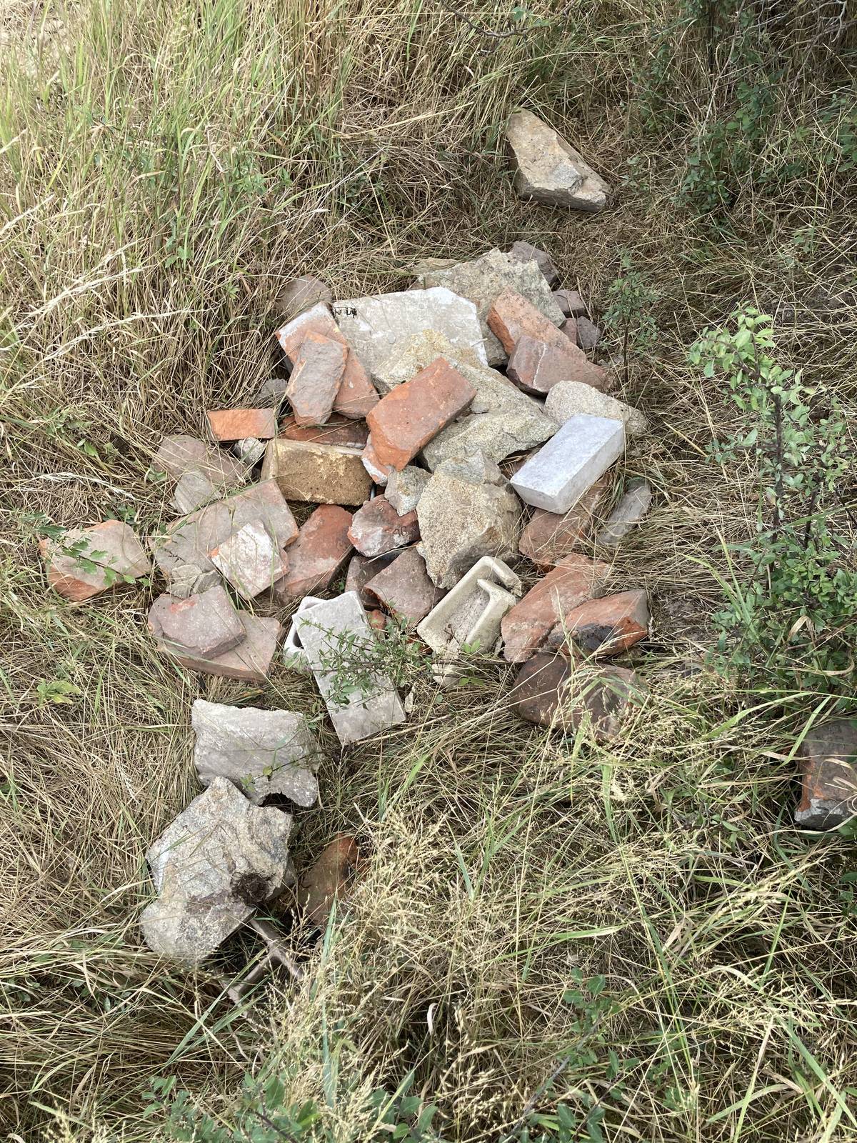 Děkujeme neznámému, který nám z naší obce dělá smetiště, viz přiložená fotka z dnešního dne. Škoda, že nezanechal jmenovku, mohli jsme mu poděkovat osobně. Ale na každou svini se vaří voda. Když se při sečení příkopů potká žací stroj s tímto (zarostlé trávou to není vidět), tak škody jdou do desetiticíců korun. Stavební suť je přitom možné po domluvě odvézt do sběrného dvora ve Veselí nad Lužnící. Dle ceníku pro letošní rok stojí cihly, tašky a beton 1,50 Kč s DPH za kilogram. V tomto případě ušetřil dotyčný odhadem 250 Kč. Možná ani to ne. Tak to za to opravdu stálo. Musí být na svojí dobře odvedenou práci patřičně hrdý. Buďme prosím ohleduplní ke svému okolí, ve kterém žijeme. Lubomír Pudil