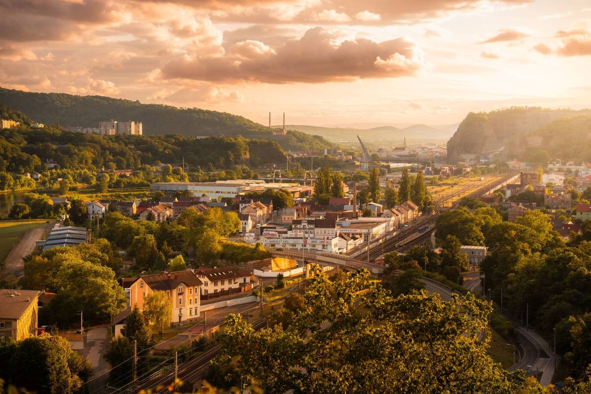 🥾 Zapojte se do soutěže Ústím cestou necestou a objevte známá i méně známá místa v Ústí a okolí  🌼 Soutěž TOP květinové Ústí je v plném proudu, ukažte svůj rozkvetlý balkón, terasu či předzahrádku a vyhrajte některou z úžasných cen. 🎟️ Zvýhodněný balíček vstupenek TicketPack Vám umožní navštívit pět vybraných turistických cílů s více než 40% slevou a zároveň využít další zajímavé bonusy. 🏊♀️ Na odpočinek a relax můžete vyrazit do plaveckého a volnočasového areálu Koupaliště Brná nebo do Plaveckého areálu Klíše. PÁTEK 7. 8. ✅ Na mimořádnou prázdninovou prohlídku zámeckých komnat s princeznou zve Státní zámek Velké Březno ✅ V Bistru Park zahraje Vojta Bergmann soft rock 70. let ✅ FK Viagem Ústí nad Labem vyzve na domácím hřišti tým FK ARSENAL Česká Lípa ✅ V rámci akce Léto na střekovské náplavce zahrají v KOLOcafé Blackout bluegrass Band  ✅ Veřejný sál Hraničář zve na koncert dua Anna Jozefína & Lucie Pekárková a kapely Hvězda moří ✅ Letní kino Zubrnice promítá komedii Bardotky SOBOTA 8. 8. ✅ Bistro Park zve na další ranní jógu s Blankou ✅ KPM dog show day pořádá v Cyklokempu Loděnice 4. ročník akce Psí a dětský den ✅ Kulturní středisko města Ústí nad Labem zve na další lekci jógy s Markét v Letním kině ✅ Bunkr Velké Březno láká na prohlídky vybaveného opevnění s průvodcem v dobové uniformě ✅ Kulturní středisko města Ústí nad Labem zve na rockový festival  Rock in 2026 do Letního kina ✅ Julio Production pořádá na vyhlídkové terase VĚTRUŠE – OPEN AIR FESTIVAL 2026 ✅ Veřejný sál Hraničář promítá dva filmy: Uma Musume: Pretty Derby – The Begining of a New Era a v rámci venkovního promítání komedii Nejhorší člověk na světě ✅ Nenechte si ujít Sobotní jazz u Labe v KOLOcafé  NEDĚLE 9. 8. ✅ Nedělním programem pokračuje akce Psí a dětský den ✅ Za pohádkou vyrazte na Státní zámek Velké Březno, uvidíte pohádku Šípková Růženka v podání loutkového divadla Krajánek ✅ Veřejný sál Hraničář promítá dva filmy: Tlapková patrola: Dinosauří film a Mouchy ✅ V Bistru Park zahraje Pavel Nepivoda ✅ Na Zimní stadion Ústí nad Labem vyrazte na veřejné bruslení