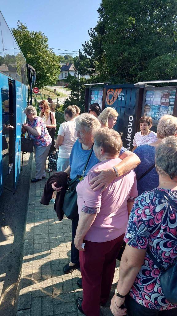 Seniori zo Šarišskej Poruby prijali pozvanie ECAV SED Chmeľov a spolu s pracovníkmi nášho Rozvojového tímu navštívili výrobňu domácich sirupov Florka v Turanoch nad Ondavou.