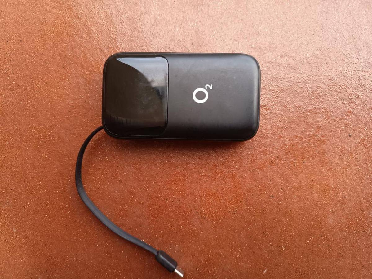 Informace o nálazu powerbanky na lesní cestě u Ještěrky.