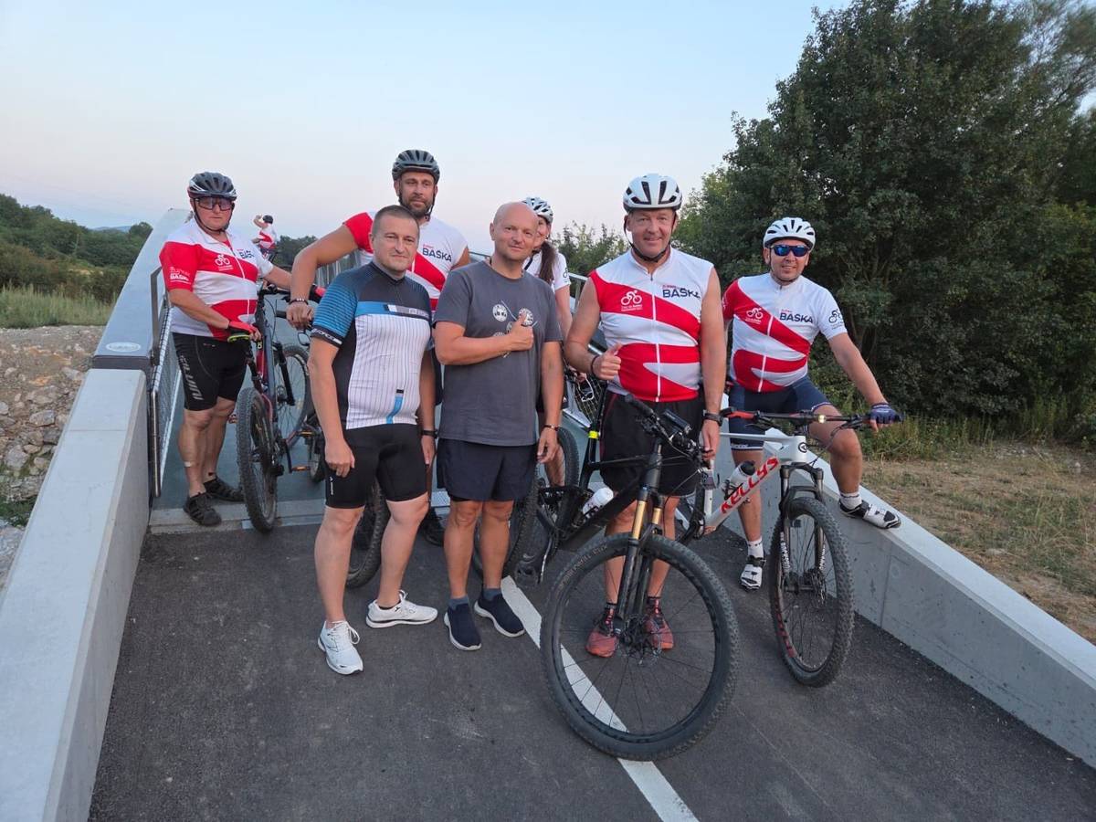🤝Miloš Mojto, primátor mesta privítal Jaroslava Bašku, predsedu TSK v BikePointe počas jeho letnej cyklistickej tour po všetkých mestách a obciach nášho kraja...  🌉Stretnutie odštartovali na cyklolávke BEVLAVA, ktorá je významným milníkom pre rozvoj cyklodopravy a cestovného ruchu...  ☝️Hoci sa stretnutie uskutočnilo v období volebnej kampane, jeho obsah bol predovšetkým pracovný. Diskusia sa niesla v duchu  rozvojových plánov a vízii mesta, pri ktorých by mohla vzniknúť spolupráca s Trenčianskym samosprávnym krajom...  👉Rozobrali oblasti, v ktorých kraj s mestom už spolupracuje, ale aj o možnostiach nadviazania nových spoločných projektov v prospech obyvateľov nášho mesta...  🙏Ďakujeme za otvorený rozhovor o budúcnosti Nemšovej aj celého regiónu...