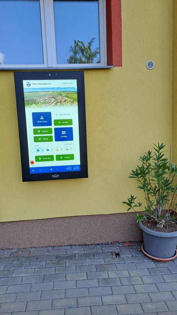 Nová ELEKTRONICKÁ ÚŘEDNÍ DESKA před OÚ: najdete zde nejen dokumenty úřední desky, ale také další informace z OÚ, i jízdní řády, které Vám naplánují cestu z Násedlovic až do cíle Vaší cesty. Neostýchejte se ji vyzkoušet, stačí ťukat prstem na obrazovku. Podpoříme radou k desce i v kanceláři OÚ.