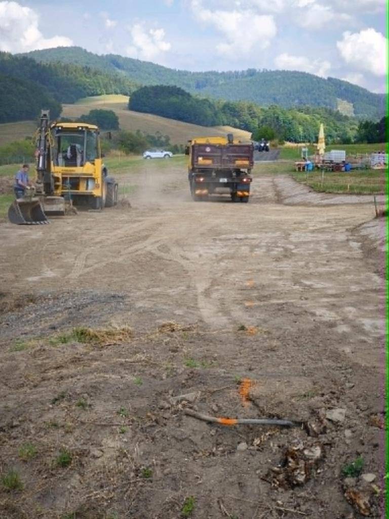 Ve Vysokém Poli vzniká nová výstavbová lokalita Ohrada II.  Pracujeme na nové infrastruktuře – komunikacích, inženýrských sítích i veřejném prostoru.   Díky projektu ZTV Ohrada II. vznikne moderní a připravená lokalita pro budoucí výstavbu rodinných domů.