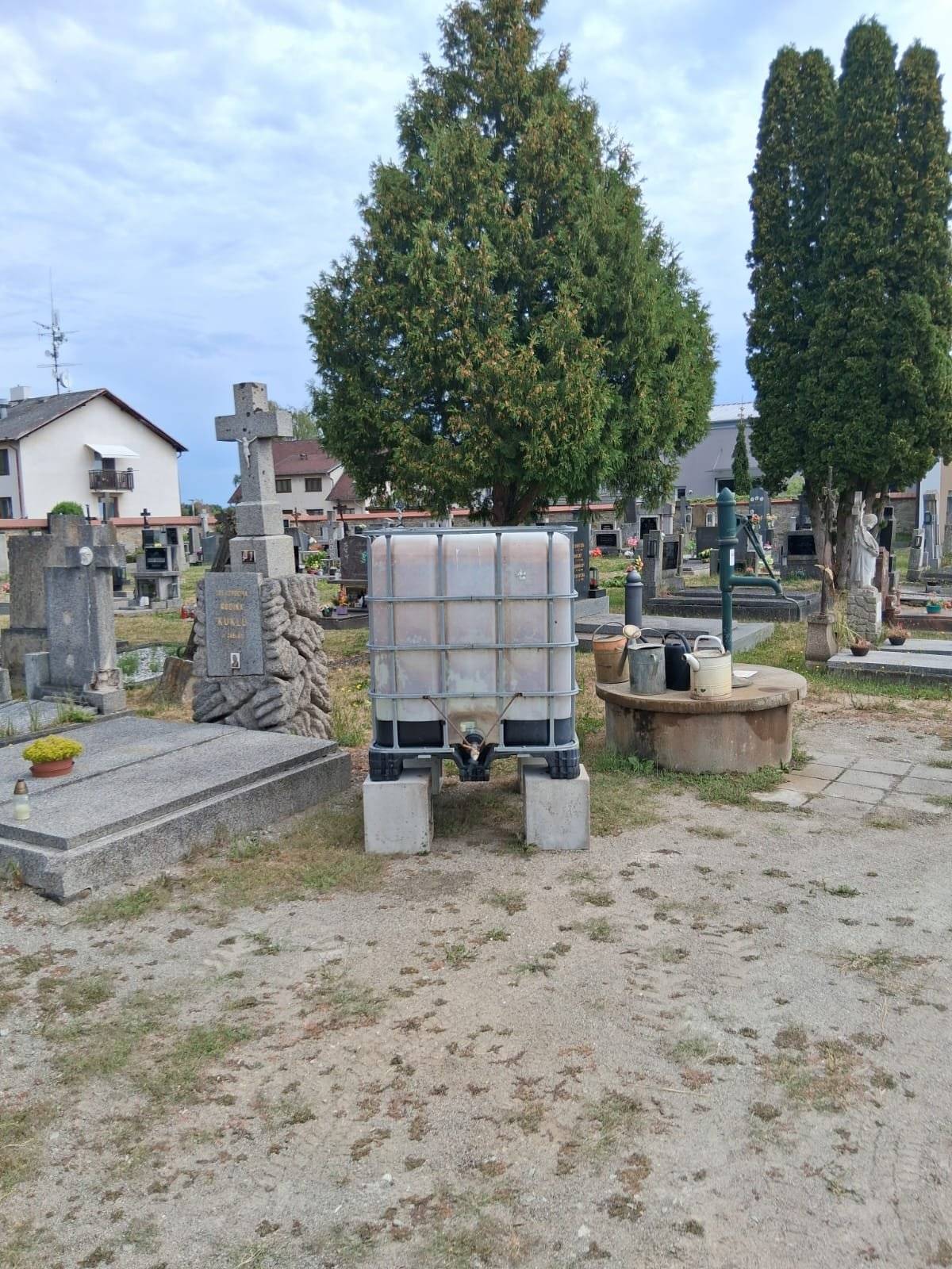 Na Starý hřbitov byl dodán barel s vodou na zalévání květin z důvodu toho, že vyschla tamní studna. Děkujeme, že vodou budete šetřit a využívat jí na daný účel.