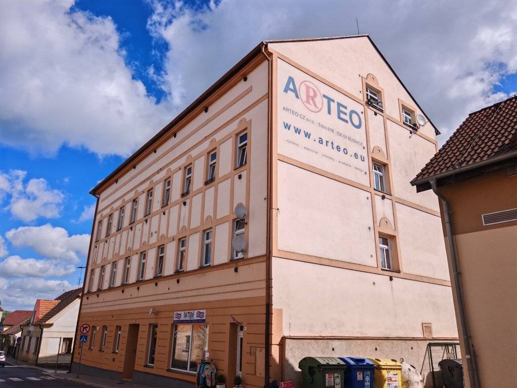 12.8. nebude možný průjezd Bělohrobského ulicí.   Informujeme veřejnost o pokračování stavby „Stavební úpravy bytového domu Americká 88, Blovice“ spočívající ve výměně střešního pláště a střešních oken na zmíněném objektu. Ve středu 12.8. nebude možné kvůli vykládce materiálu projíždět Bělohrobského ulicí. Od čtvrtka 13.8. nebude možné parkovat u pekárky v Malé ulici a bude omezen i provoz zahrádky náležící k tomuto objektu. Stávající nevyhovující šindele jsou nahraženy plechovou krytinou. Zhotovitelem akce je společnost PE-STAV Plzeň, s.r.o., celková hodnota stavebních prací činí 5,7 mil.Kč včetně DPH. Částka je hrazena z rozpočtu města – sekce bytové hospodářství. Okolo domu je instalováno lešení, a to podél ulice Americká, Bělohrobského a z dvorní části. Průchod pod lešením je částečně zachován. Z důvodu zařízení staveniště ve dvoře je zadní vchod stále uzavřen a používán pouze přední vchod. Parkování ve dvoře a podél Bělohrobského ulice není možné. Předpoklad stavebních prací je od května do první poloviny září 2026. Dbejte prosím po dobu stavby osobní bezpečnosti. Děkujeme za pochopení.