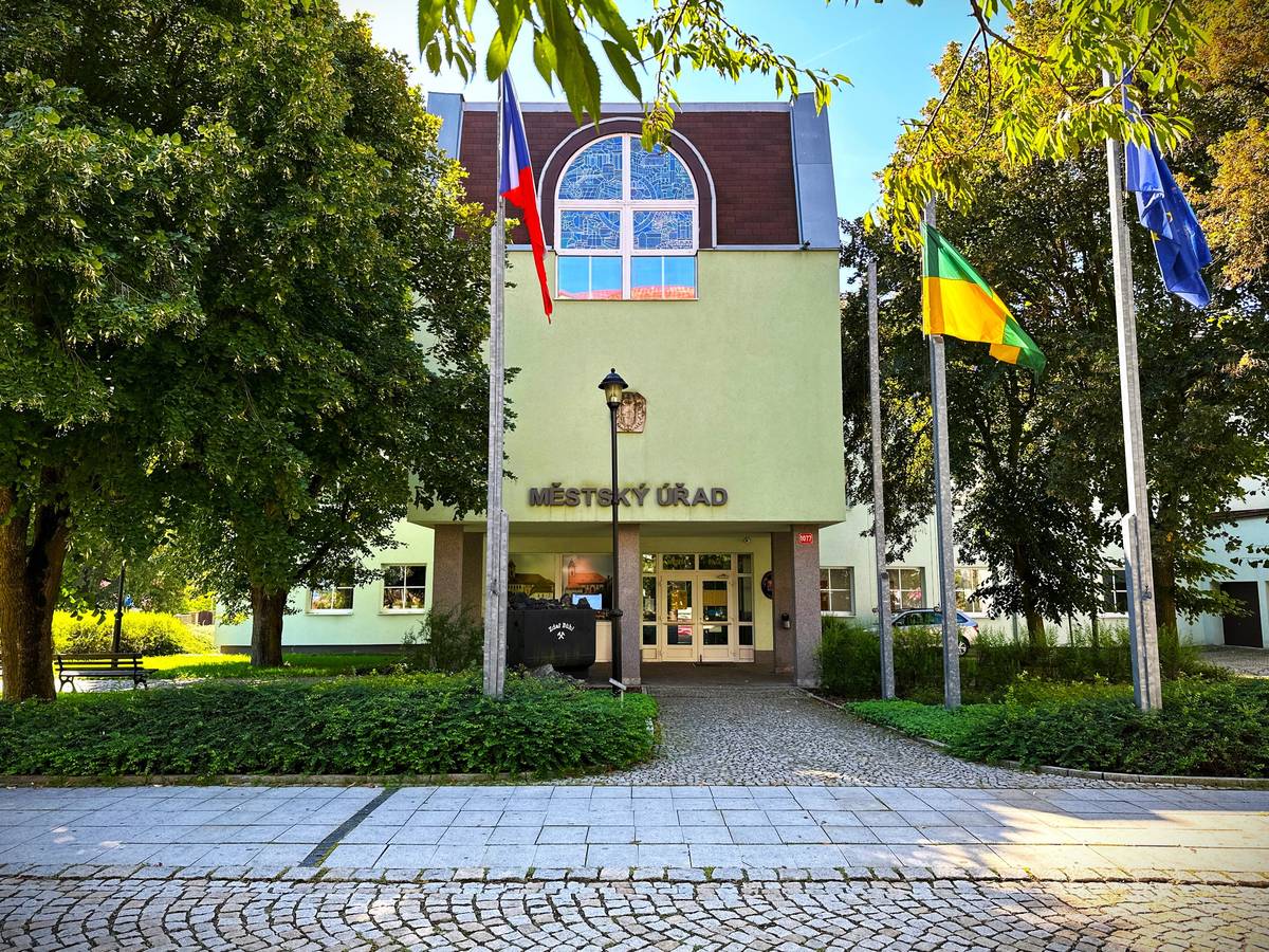 CHODOV (6. 8. 2026) - Městský úřad Chodov vyhlašuje výběrové řízení na pracovní místo správce a údržbáře Polikliniky v Chodově a údržbáře objektů ve správě města. Pracovní poměr je na dobu neurčitou s předpokládaným nástupem od 1. listopadu 2026 nebo dle dohody. Základní informace: místo výkonu práce: Chodov pracovní úvazek: 30 hodin týdně platová třída: 4 zaručený plat: 20 160 Kč při úvazku 30 hodin týdně požadováno řidičské oprávnění skupiny B důraz na samostatnost, spolehlivost a zodpovědnost. Přihlášky je možné podávat do 30. září 2026 osobně na podatelně Městského úřadu Chodov nebo poštou na personální úsek. Součástí přihlášky musí být mimo jiné životopis a výpis z Rejstříku trestů. Více info ZDE.