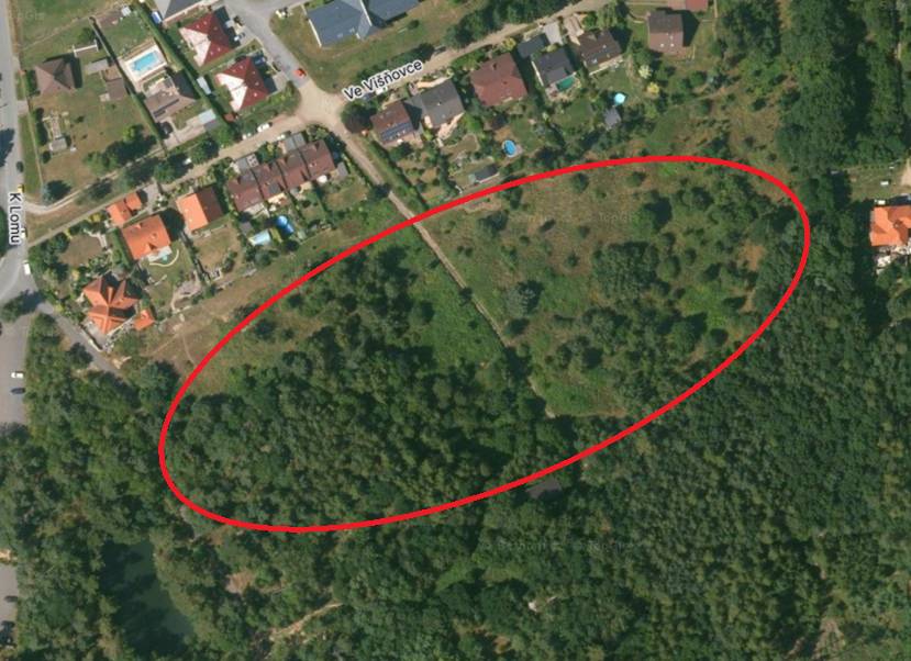 Rozbíhá se výstavba klíčové infrastruktury obce Vážení spoluobčané v červnu jsme podepsali smlouvu o dílo na výstavbu nového zásobovacího řadu a výtlaku pro vodojem. Jde o první důležitý krok k výraznému posílení vodovodní infrastruktury, který bude realizován v souvislosti s výstavbou lokality Višňovka na základě spolupráce obce se soukromým investorem. Současně s těmito pracemi bude probíhat také výstavba nové obytné lokality Višňovka, kterou financuje soukromý investor. Samotnou výstavbu technické infrastruktury, tedy komunikací a inženýrských sítí, bude provádět firma STREICHER spol.s.r.o. Plzeň. Na místě stavby nyní probíhají přípravné práce, načež v nejbližších dnech bude stavba zahájena zemními pracemi. V budoucnu na tuto etapu naváže výstavba zcela nového vodojemu o objemu 600 m³, který nahradí současný vodojem s kapacitou pouhých 150 m³. V současné době jsme ve fázi projektové přípravy. Stávající vodojem je zejména ve špičkách na hranici svých možností, což se projevuje poklesem tlaku vody, a tedy nižším komfortem zásobování v některých domácnostech. Spolehlivé zásobování pitnou vodou je prioritou, což také potvrdilo rozhodnutí zastupitelstva obce, které na posledním veřejném zasedání schválilo odkup pozemku potřebného pro výstavbu nového vodojemu. Pozemek byl ve vlastnictví investora lokality Višňovka a díky vzájemné dohodě se podařilo zajistit strategické místo pro tuto klíčovou stavbu. Právě posílení vodovodní sítě a následná výstavba nového, čtyřikrát většího vodojemu jsou konkrétním příkladem toho, že rozvoj obce může být přínosem pro celou obec, pokud je dobře připravený a založený na spolupráci mezi obcí a soukromým investorem. S přáním hezkého léta,   Jan Polívka starosta