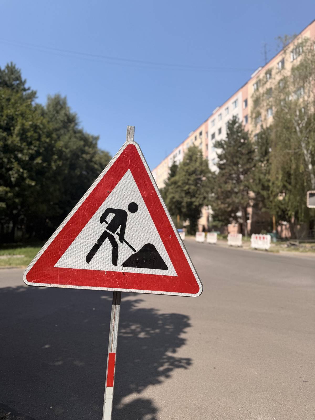 V Prievidzi sme začali s ďalšími plánovanými opravami ciest a chodníkov. Práce už prebiehajú na chodníkoch na Ulici energetikov a Ulici M. Rázusa. Dnes sa začína aj oprava chodníka na Jégeho ulici. V priebehu tohto týždňa sa postupne začnú práce aj na ďalších miestach: ✔️oprava cesty na Lúčnej ulici, ✔️ rekonštrukcia cesty na Ulici energetikov, ✔️ práce v lokalite Na stanište, ✔️ práce v areáli Centra voľného času.  📅 V súvislosti s realizáciou bude potrebné počítať s čiastočnými alebo úplnými uzávierkami: ➡️ Lúčna ulica – od 10. augusta do 30. septembra 2026, ➡️ chodníky na Ulici energetikov, Ulici M. Rázusa, Jégeho, Kútovskej a Ulici Š. Baniča v Prievidzi a na Ružovej ulici v Malej Lehôtke – od 3. augusta do 30. septembra 2026.  🙏 Obyvateľov prosíme o trpezlivosť, ohľaduplnosť a rešpektovanie dočasného dopravného značenia. Dočasné obmedzenia sú potrebné na to, aby sme mohli zlepšiť stav ciest a chodníkov a zvýšiť bezpečnosť i komfort pohybu v našom meste.