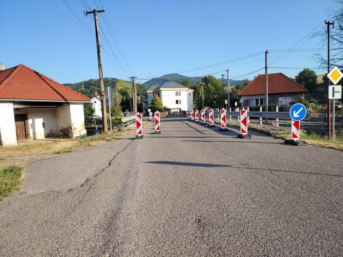 Hnúšťa, 6.8.2026 - Dnes sme pristúpili k osadeniu dočasného dopravného značenia cez most na ulici Francisciho.