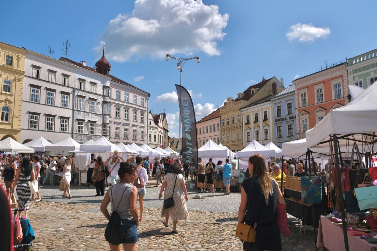 V sobotu 8. srpna od 10.00 do 17.00 hodin ožije náměstí Míru v Jindřichově Hradci oblíbeným MINT Marketem. Osmý ročník designového trhu nabídne originální autorskou tvorbu českých designérů, lokálních značek i tvůrců, kteří představí módu, šperky, kosmetiku, keramiku, doplňky i delikatesy.