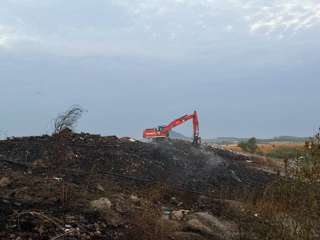 Hasiči celou noc v náročných podmínkách a při vysokých teplotách dohašovali požár skládky. Těžká technika rozebírá vrstvy odpadu a hasiči dohašují skrytá ohniska požáru. Zásah pokračuje i dnes. Pokud se vaším směrem šíří kouř, doporučujeme nadále omezit větrání.  Děkujeme všem hasičům a složkám Integrovaného záchranného systému za jejich nasazení. zdroj: https://www.hasicovo.cz/cs/zpravy/aktualne-na-skladce-hori-komunalni-odpad-hasici-vyhlasili-treti-stupen-pozarniho-poplachu