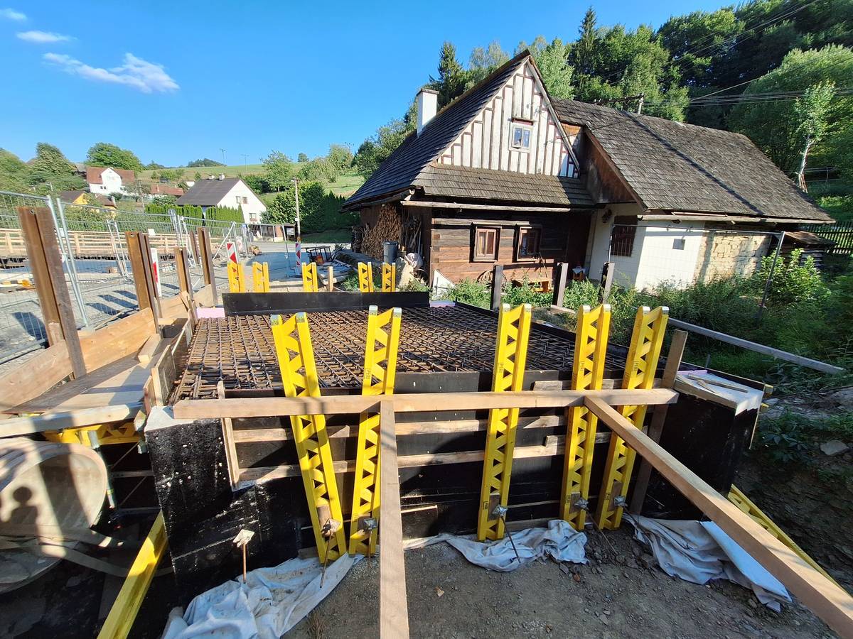 V pátek 7.srpna od 7:30 do 11:00 hodin proběhne betonování mostovky mostu u čp.109. Objízná trasa bude z důvodu umístnění betonářského auta neprůjezdná. Děkujeme za pochopení.