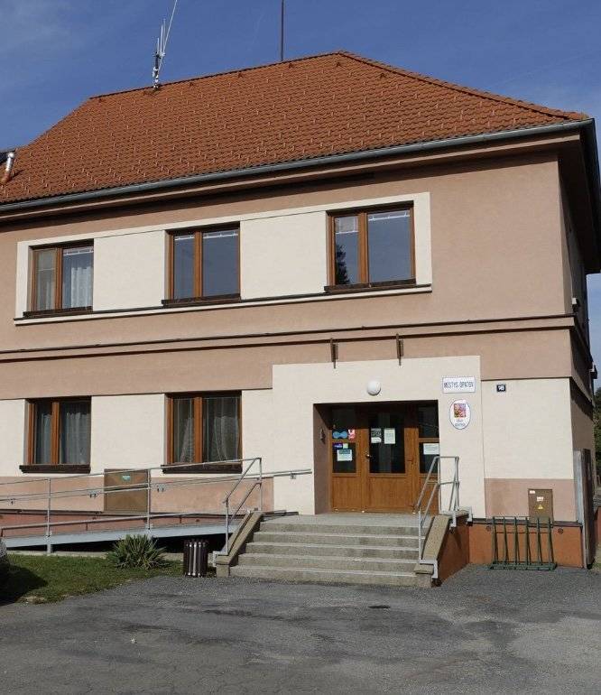 V týdnu od 10.8. do 14.8.2025 nebude přítomen starosta z důvodu čerpání dovolené. Nebude možné využít ani telefonní spojení. V nutných případech kontaktujte místostarostu pana Bohumila Kounka na tel. čísle 724 747 550.