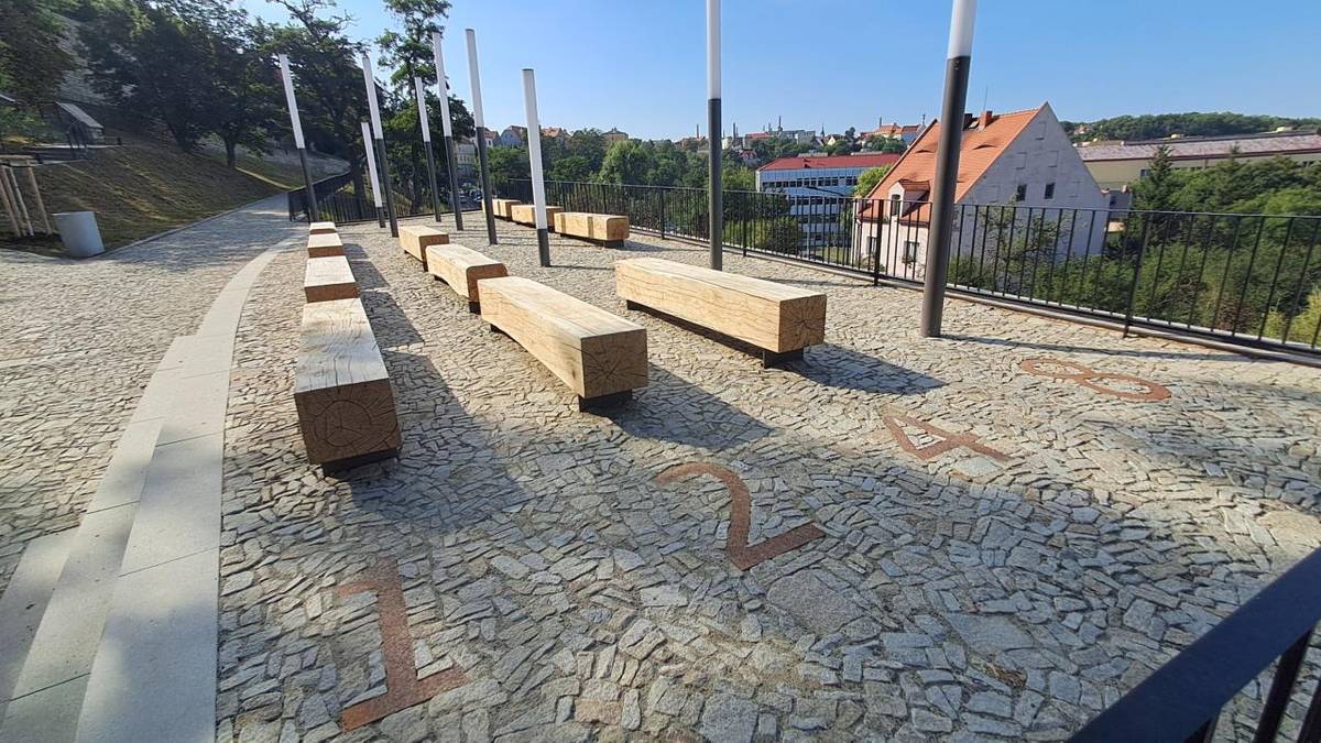 Prostor hradeb od Husitské bašty po Kněžskou bránu je od začátku srpna opět zcela přístupný veřejnosti poté, co skončila revitalizace celého prostoru.