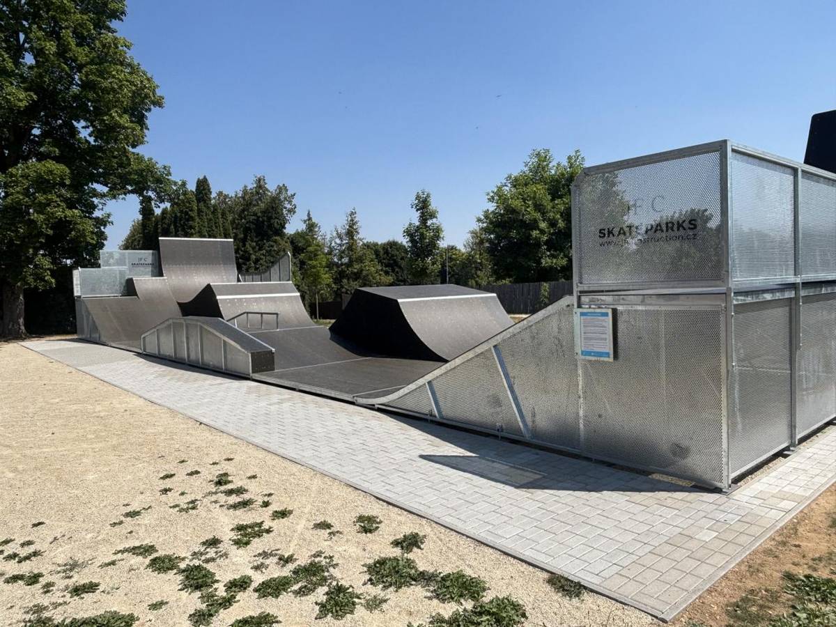 Dne 16.7.2026 převzalo město Slavonice od zhotovitele nově vybudovaný monolitický skatepark.