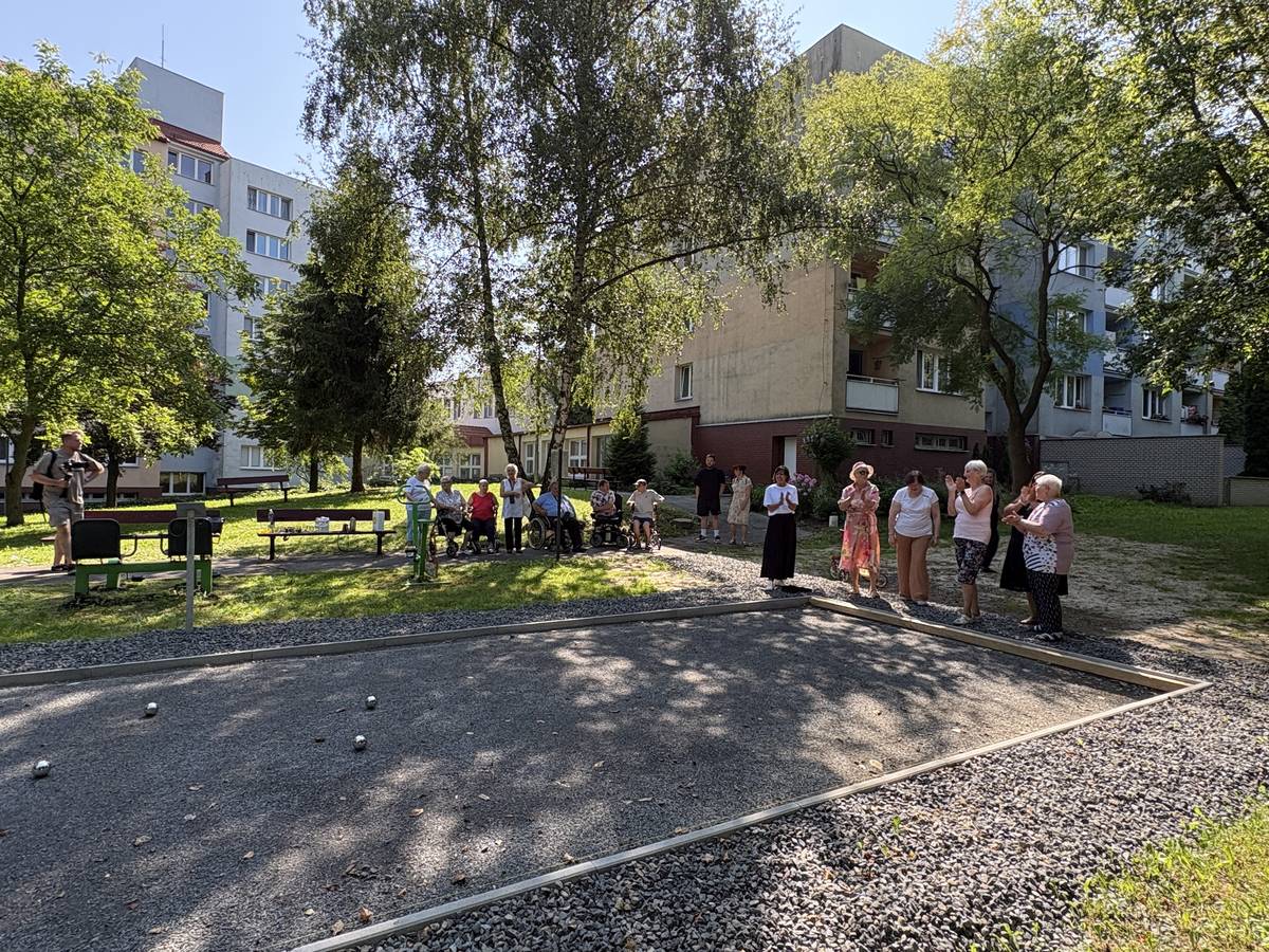 Na zahradu Domu s pečovatelskou službou Horymírova v Ostravě-Zábřehu si nejen klienti tohoto domova, ale i veřejnost, může přijít zahrát pétanq. Hřiště zde vzniklo díky vítěznému návrhu participativního rozpočtu Náš Jih. Na zahradě přibylo i zázemí pro společné opékání a úpravou prošel také altán, který je nyní plně přístupný i lidem na vozíku. Projekt „Pétanque a opékání pro zábavu“ reagoval na přání seniorů rozšířit možnosti aktivního využívání zahrady a vytvořit prostor pro společné trávení času. Jeho realizace si vyžádala přibližně 250 tisíc korun. Nové pétanquové hřiště doplnil gril pro společné opékání a upravené posezení v altánu. V areálu se tak mohou konat sportovní turnaje, sousedská setkání i neformální posezení, kterých se mohou zúčastnit nejen obyvatelé domova, ale také lidé z okolí. Participativní rozpočet Náš Jih dává obyvatelům možnost přímo ovlivnit podobu veřejného prostoru. Vedle sportovišť a dětských hřišť díky němu vznikají také projekty, které podporují komunitní život, mezigenerační setkávání a aktivní trávení volného času. Více se zájemci dozví na www.nasjih.cz.
