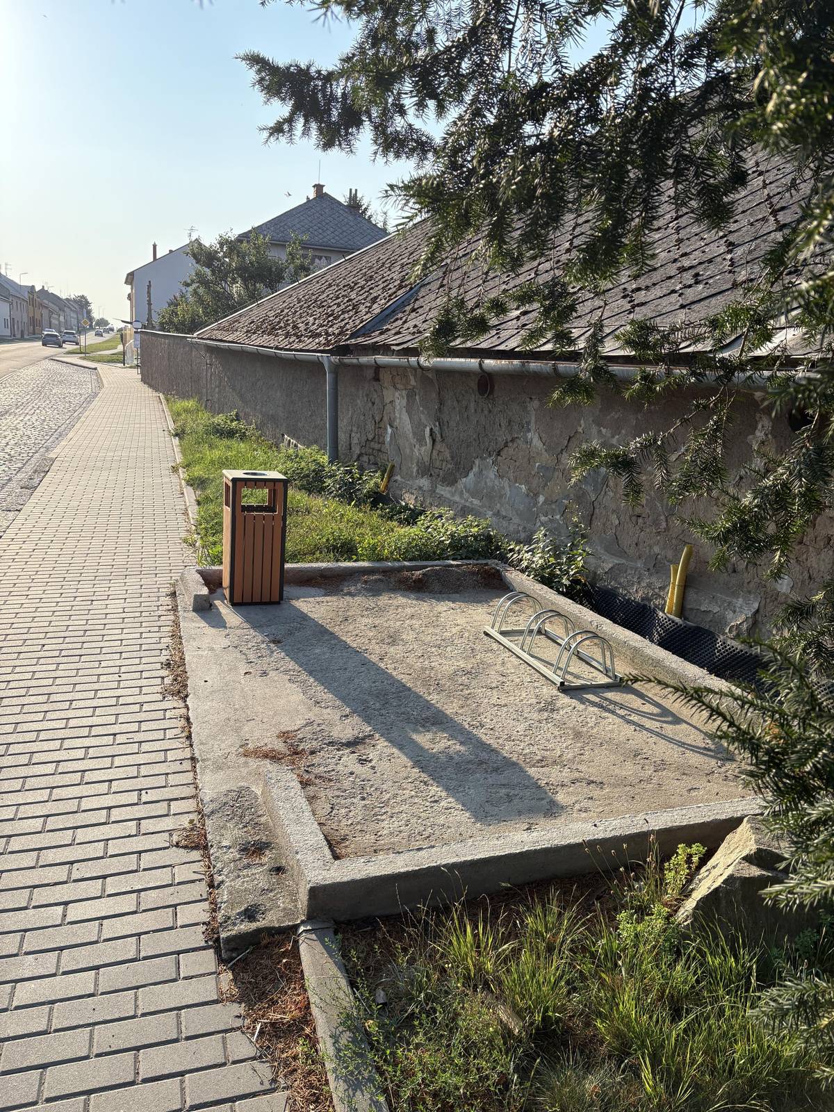 Vzhledem k dočasnému omezení autobusové dopravy do Vojnic, jsme v prostoru autobusové zastávky v Ústíně  ve směru na Olomouc umístili nový stojan na kola. Pokud tedy k zastávce přijedete na svém bicyklu, můžete jej zde bezpečně uzamknout a pohodlně pokračovat dále autobusem. Věříme, že vám toto opatření zpříjemní cestu do práce, do škol či za službami a usnadní překlenutí období bez přímého autobusového spojení. Přejeme vám klidné a bezpečné cestování!