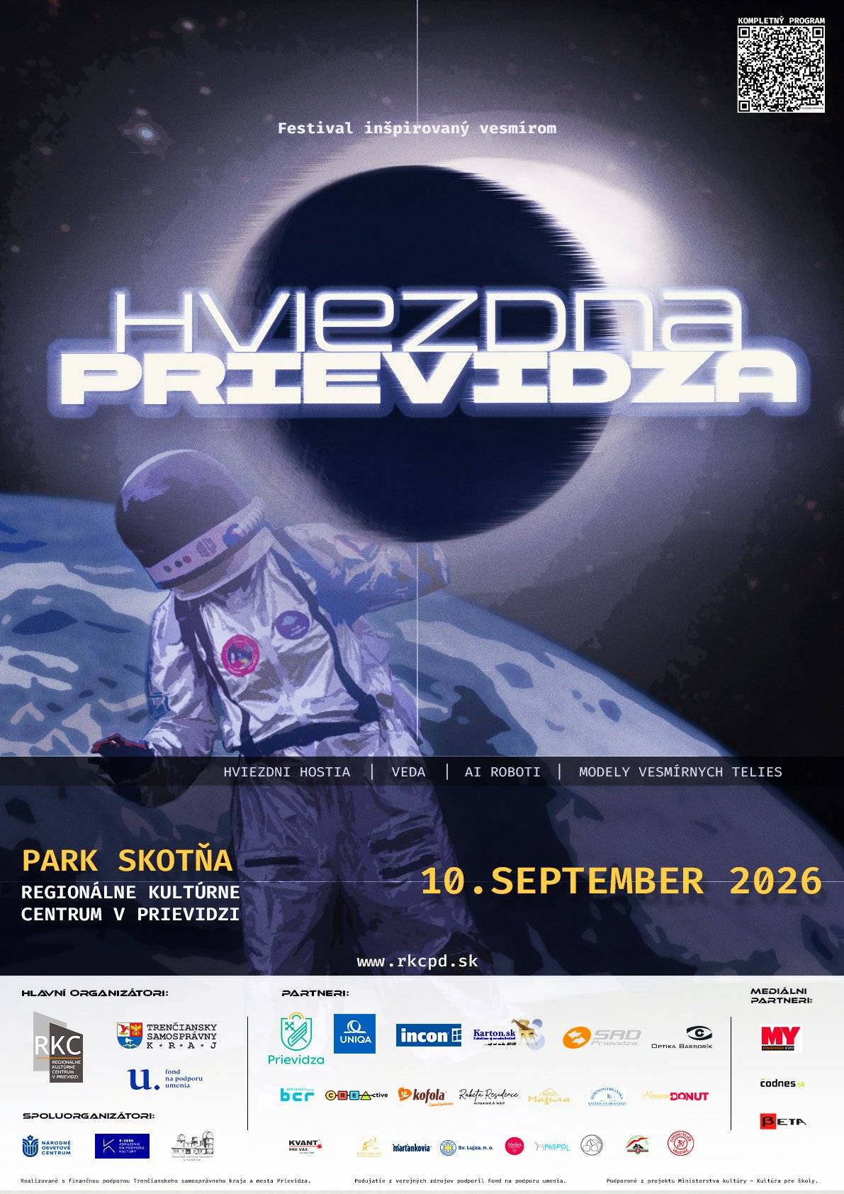 Budeme raz žiť na Marse? Čo možno objaviť pomocou teleskopu a čo už dnes dokážu humanoidné roboty? Odpovede ponúkne festival Hviezdna Prievidza, ktorý sa uskutoční vo štvrtok 10. septembra 2026 v Parku Skotňa a v Regionálnom kultúrnom centre v Prievidzi. Vstup na podujatie je voľný. Celodenný festival spojí vedu, moderné technológie, umenie a tvorivosť. Dopoludňajší program bude určený školákom, popoludnie rodinám s deťmi a všetkým návštevníkom, ktorí radi spoznávajú nové veci. Medzi hosťami bude slovenská astrobiologička Dr. Michaela Musilová, ktorá dlhodobo spolupracuje s NASA a ako veliteľka viedla viac ako tridsať simulovaných misií na Mars a Mesiac. Teoretický fyzik Samuel Kováčik, známy ako Vedátor, návštevníkom priblíži fascinujúci svet čiernych dier. Na festivale vystúpi aj mladá slovenská analógová astronautka Adriana Talianová, ktorá sa venuje výskumu technológií pre 3D tlač vo vesmíre. Program doplnia astrofotograf Matej Kakiš, popularizátor fyziky Michal Figura, odborníci z hvezdární a zástupcovia spoločnosti KVANT Robotics. Tí predstavia možnosti súčasnej robotiky a umelej inteligencie. Park Skotňa sa zmení na malý vesmír Festival nebude iba o prednáškach. Park Skotňa zaplnia veľkorozmerné modely Marsu, Zeme, Saturnu a Mesiaca, medzi ktorými sa budú môcť návštevníci voľne prechádzať. Stretnú sa aj s humanoidným robotom Argusom a robopsom Dunčom, vyskúšajú si virtuálnu realitu, 3D tlač a ďalšie technológie budúcnosti. Pripravené bude pozorovanie oblohy pomocou teleskopov a deti si budú môcť obliecť skafander a aspoň na chvíľu sa stať astronautmi. Chýbať nebude ani tombola plná hviezdnych cien a zážitkov. Popri vede a technológiách ponúkne Hviezdna Prievidza priestor na tvorivosť, medzigeneračné aktivity a malé gestá dobra. V spolupráci s Mobilným hospicom sv. Lujzy pripomenie, že ten najbližší vesmír netvoria planéty, ale ľudia okolo nás. Večer v znamení hudby, svetla a akrobacie Po západe slnka získa festival novú atmosféru. O hudobný úvod večera sa postará prievidzský projekt Chlapci z vesmíru. Rozsvietený Park Skotňa následne ovládne svetelná show EVO v podaní CirKusKus. Akrobacia, žonglovanie a moderné svetelné technológie vyrozprávajú príbeh o vzniku vesmíru a vytvoria pôsobivú bodku za celodenným programom. Na Hviezdnu Prievidzu nemusíte prísť so znalosťou súhvezdí ani fyzikálnych zákonov. Stačí si priniesť zvedavosť. Tešíme sa na Vás!