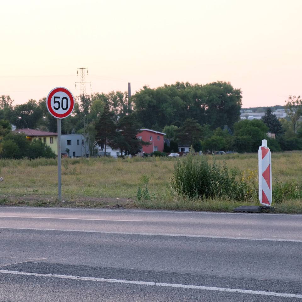 Od 1. srpna do 1. října 2026 platí na komunikaci Českobrodská mezi Újezdem nad Lesy a Běchovicemi ve směru do centra dočasné omezení rychlosti.  Omezení rychlosti na 50 km/h začíná nově již před čerpací stanicí MOL. Komunikace zůstává po celou dobu průjezdná. Dopravní opatření souvisí s výstavbou provizorní komunikace v rámci stavby I/12 Běchovice–Úvaly, která probíhá v bezprostřední blízkosti stávající vozovky. Žádáme řidiče, aby v uvedeném úseku věnovali zvýšenou pozornost dopravnímu značení a přizpůsobili mu svou jízdu. Děkujeme za pochopení.