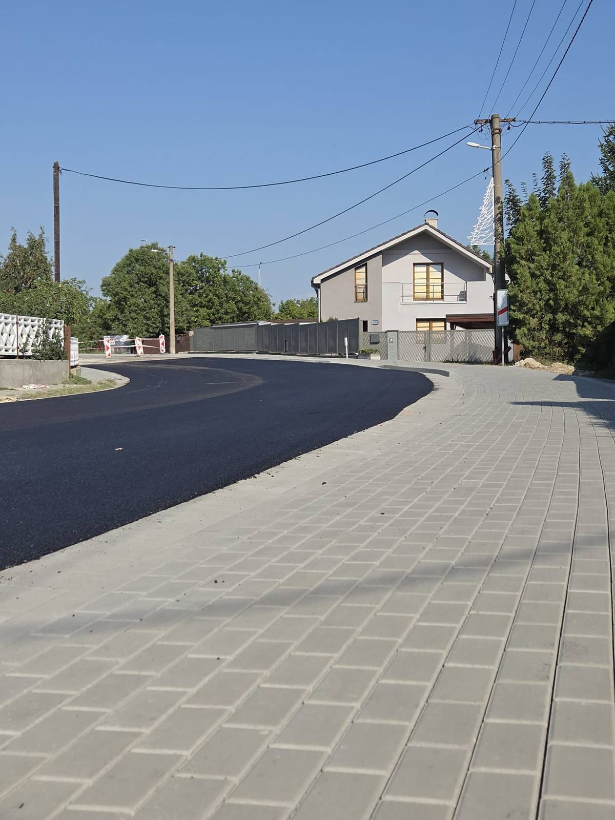 📅...v piatok 7. 8. 2026 cca o 11:00 hod. (z dôvodu posledných úprav okolia a teplotným podmienkam na vytvrdnutie nového asfaltu)...  🧱V rámci prác bola zrealizovaná:   1️⃣Výmena kanalizácie na J. Palu ulici - dodávateľ: Staveko2, s.r.o., ako súčasť veľkej obnovy kanalizácie v Nemšovej, ktorá pokračuje na Sklárskej ulici a rekonštrukciou troch prečerpávacích staníc na ul. Horná, Trenčianska a Stromová.... Celková výška investície presiahne cca 560 000 €...  2️⃣Rekonštrukcia chodníkov po oboch stranách cesty II. triedy - dodávateľ prác: PEMAL, s.r.o. v hodnote cca 90 000€....  🤝ĎAKUJEME všetkým obyvateľom a najmä vodičom za trpezlivosť a pochopenie, ktoré počas dopravných obmedzení museli strpieť.  🔍Čo nás čaká ďalej:  👉Oprava chodníka pred „starým“ cintorínom (bez väčších dopravných obmedzení)...   👉Po ukončení legislatívneho procesu, nadviažeme na hlavný projekt Rekonštrukcia verejnej osobnej dopravy (tento zahŕňa komplexnú obnovu ulice J. Palu vrátane Mierového námestia a bude realizovaný v niekoľkých etapách)...  💪Spoločne meníme Nemšovú k lepšiemu!