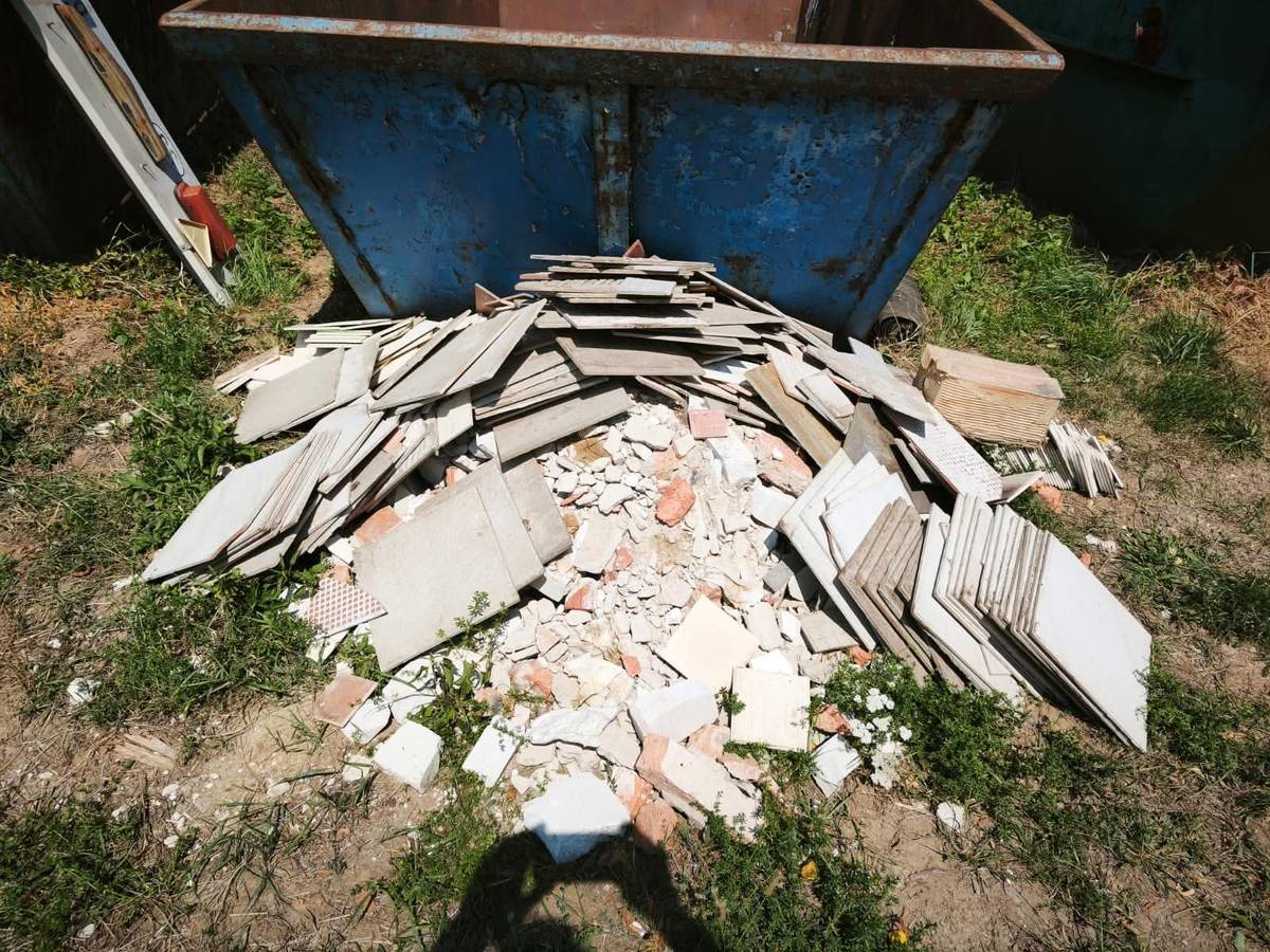 Upozorňujeme občany, že Sběrný dvůr na Svazarmu NENÍ zatím v provozu! Odpad včetně železa, sutě apod. vozte na Sběrný dvůr do Buchlovic. Děkujeme za pochopení.