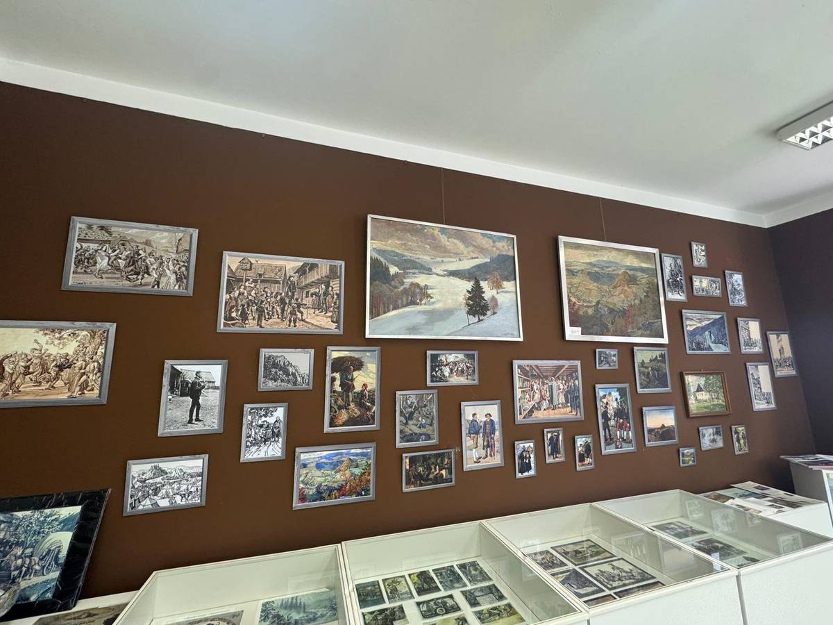 Obrazy, které byly v naší galerii zapůjčené, jsme museli vrátit zpět muzeu. O oblíbená díla ale nepřijdete – jejich místo nyní zaujaly nové kvalitní tisky. Galerie tak získala svou „staronovou“ podobu a opět zve k návštěvě. Přijďte se podívat a užít si známé obrazy v novém provedení. Těšíme se na vás! 😊