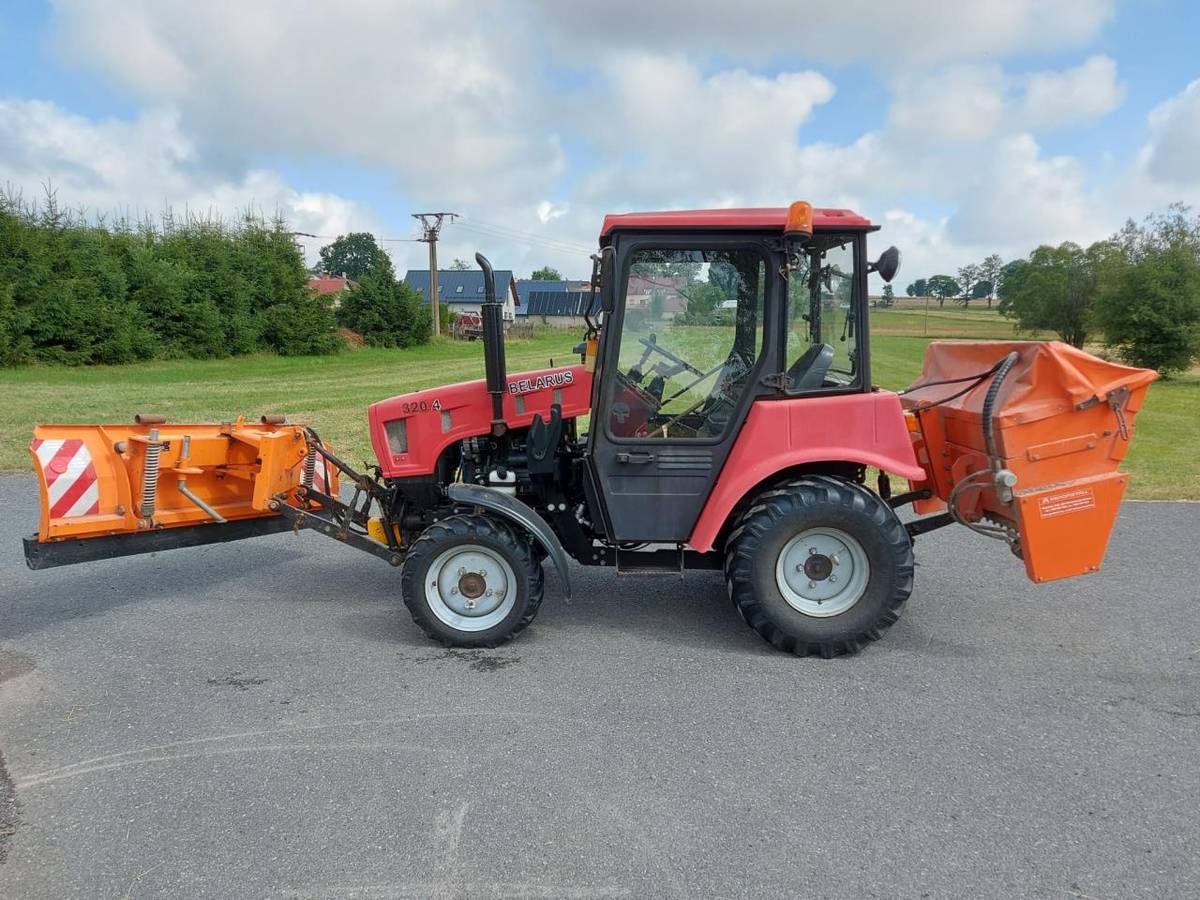 Obec Jeníkov prodává vyřazený majetek  Traktor BELARUS 320.4  Včetně natáčecí radlice a sypače.