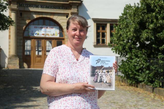 Jak vypadal Přerov na přelomu 19. a 20. století a kdo stál za jeho rozvojem? Odpovědi přináší nová publikace historičky Muzea Komenského Šárky Krákorové Pajůrkové nazvaná 77 osobností Přerova z přelomu 19. a 20. století, která vychází u příležitosti letošního 770. výročí povýšení Přerova na královské město. Na vydání knihy přispělo také město Přerov.Veřejnosti bude kniha slavnostně představena ve čtvrtek 6. srpna od 17 hodin na nádvoří přerovského zámku za účasti autorky a dalších hostů. Na křest naváže přibližně hodinový koncert violoncellového souboru Solitutticelli – Brno Cello Quartet.Vzniku publikace předcházelo třináctileté pátrání po osudech mužů a žen, kteří se výrazně zapsali do historie města. Čtenáři na 143 stranách najdou 77 medailonků významných osobností doplněných dobovými fotografiemi i krátkými příběhy z jejich života. Nechybějí známá jména, například první ředitel přerovského gymnázia Jakub Škoda nebo zakladatel přerovského muzea František Slaměník, ale ani řada dnes téměř zapomenutých osobností, které se významně podílely na rozvoji Přerova.Nová publikace bude stát 220 korun. Zájemci si ji budou moci zakoupit už během čtvrtečního křtu, od pátku pak i v Městském informačním centru a v pokladně muzea.