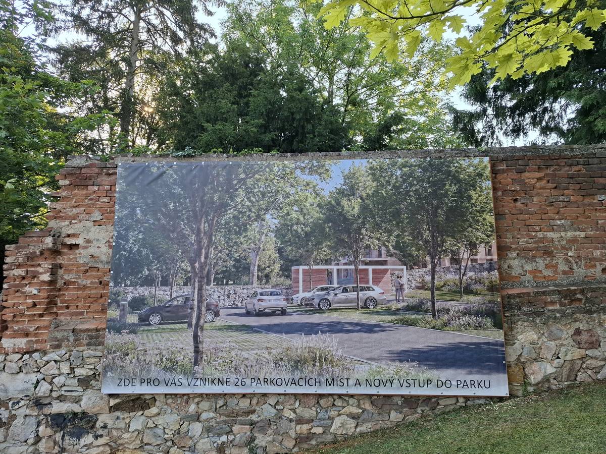 Vizualizace budoucí podoby projektu Abychom vám přiblížili plánované změny, připravili jsme vizualizaci budoucího řešení přímo do současného prostředí. Díky ní si můžete lépe představit, jak bude místo vypadat po dokončení projektu. Návrh počítá mimo jiné s vybudováním 26 parkovacích míst a nového vstupu do parku, doplněním zeleně a celkovou úpravou veřejného prostoru.