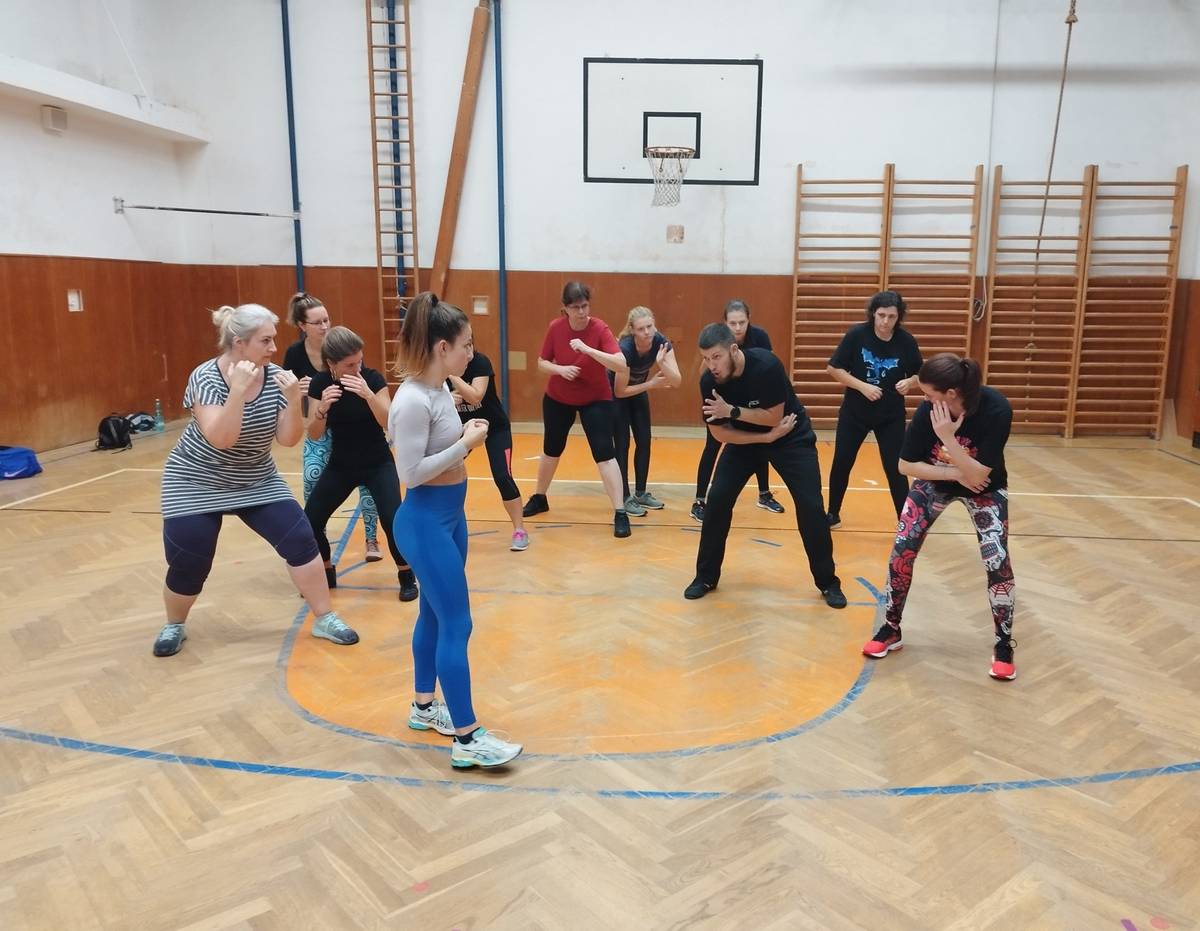 Městská policie Havířov připravila i letos oblíbený kurz sebeobrany pro ženy s názvem „Ženy, naučte se bránit!“. Zájemkyně se mohou již nyní přihlásit do bezplatného podzimního kurzu, který odstartuje v říjnu 2026. Kurz je určen všem ženám, které chtějí získat větší jistotu při řešení krizových situací a osvojit si základní principy účinné sebeobrany. Pod vedením speciálně vyškolených strážníků Městské policie Havířov si účastnice vyzkouší praktické techniky obrany, naučí se správně reagovat při napadení nebo ohrožení a získají cenné návyky, které mohou pomoci ochránit jejich zdraví i bezpečí. Součástí výuky jsou modelové situace, ve kterých si ženy bezpečně vyzkouší využití momentu překvapení i vlastní síly. Kurz se uskuteční v tělocvičně Základní školy F. Hrubína na ulici Studentská v Havířově-Podlesí vždy od 17.00 do 18.30 hodin v těchto termínech:  6. října 2026 13. října 2026 20. října 2026 22. října 2026  Účastnice si s sebou přinesou sportovní oblečení a sportovní obuv. Kurz je pro všechny zájemkyně zcela zdarma. Kapacita je však omezena na 40 účastnic, proto doporučujeme s přihlášením neotálet. Přihlášky jsou přijímány do 15. září 2026 na telefonním čísle 596 410 133 (Skupina prevence Městské policie Havířov – inspektorky Edita Koňaříková a Lucie Kolenčiaková) nebo e-mailem na prevence.mpha@havirov-city.cz. Městská policie Havířov zve všechny ženy, které chtějí zvýšit svou osobní bezpečnost, získat nové dovednosti a posílit své sebevědomí. Přijďte se naučit, jak se účinně bránit a jak si poradit v situacích, kdy rozhodují správné reakce i duchapřítomnost. Městská policie Havířov https://www.havirov-city.cz/aktuality/zeny-naucte-se-branit-mestska-policie-havirov-otevira-bezplatny-podzimni-kurz-sebeobrany