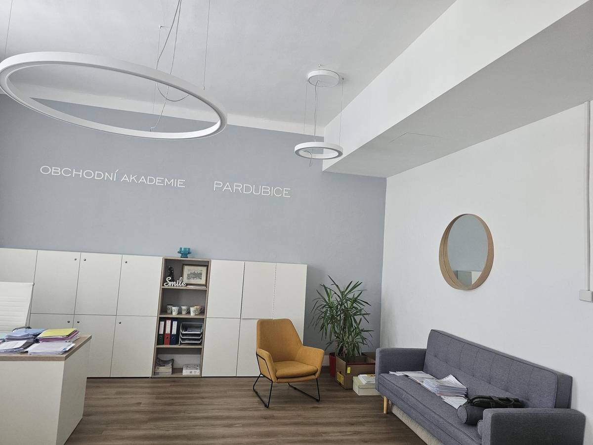 Letní prázdniny jsou obdobím, kdy se ve školách naplno staví, rekonstruuje a modernizuje. Pardubický kraj i letos investuje do prostředí, ve kterém se budou žáci a studenti od září učit.     „Ve školách vznikají nové odborné učebny, modernizují se dílny, zlepšuje se energetická náročnost budov i jejich bezbariérovost. Každý projekt má svůj konkrétní přínos, ale společně vytvářejí prostředí, které odpovídá požadavkům současného vzdělávání. Prázdniny jsou proto obdobím, kdy se na školách pracuje naplno, aby se žáci i zaměstnanci mohli v září vrátit do lepších podmínek,“ řekl radní pro školství Josef Kozel.     Vznikají nové odborné učebny, dílny i specializované prostory pro moderní výuku. Školy se stávají bezbariérovější a energeticky úspornější. Rekonstruují se historické budovy, tělocvičny i technické zázemí.     Mezi nejvýznamnější letošní investice patří:  Speciální mateřská a základní škola Polička – přístavba za téměř 44 milionů korun, na kterou Pardubický kraj přispívá 16,5 milionu korun. Střední škola zahradnická a technická Litomyšl – rekonstrukce historické budovy zaměřená na energetické úspory za téměř 55 milionů korun, kraj financuje 38 milionů korun. Obchodní akademie a Jazyková škola Pardubice – výměna oken, rekonstrukce elektroinstalace, tělocvičny i vzduchotechniky za 51 milionů korun, z toho kraj hradí 36 milionů korun. Střední škola gastronomická a technická Žamberk – dokončená modernizace odborných učeben a dílen za téměř 95 milionů korun, s krajskou podporou ve výši 51 milionů korun. Základní speciální škola Lanškroun – přístavba nových specializovaných učeben pro multisenzorickou terapii, ergoterapii či logopedii za téměř 28 milionů korun.    Už v prvním zářijovém týdnu se navíc otevřou dvě významné dokončené investice:  nová tělocvična Průmyslové střední školy v Letohradu za 113 milionů korun, plně financovaná Pardubickým krajem, a nový areál Perla Střední školy uměleckoprůmyslové v Ústí nad Orlicí, jehož celková hodnota dosáhla 216 milionů korun, přičemž Pardubický kraj přispěl 80 miliony korun.