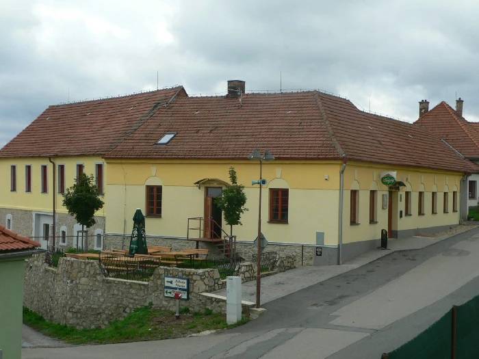 Místo práce: Obecní hospoda Babice nad Svitavou  pozice: servírka / číšník  kontakt: David Konečný   tel.č.: 602 805 431  e-mail: david885@centrum.cz