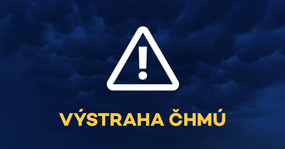 ČHMÚ vydal pro naše území několik výstrah: ☀️ Extrémní zátěž teplem Dnes, 5. srpna do 24:00, platí nejvyšší stupeň nebezpečí. Ve čtvrtek 6. srpna do 21:00 bude nadále přetrvávat velmi silná zátěž teplem. Dodržujte pitný režim, omezte pobyt na přímém slunci a fyzickou námahu. Větrejte především brzy ráno. Děti ani zvířata nikdy nenechávejte v zaparkovaném autě. Zvýšenou pozornost věnujte seniorům, dětem a chronicky nemocným. ⛈️ Silné bouřky Dnes od 15:00 do 22:00 se mohou vyskytnout silné bouřky s přívalovým deštěm, menšími kroupami a nárazy větru kolem 70 km/h. Během bouřky se ukryjte v budově opatřené hromosvodem. V přírodě se schovat v hustém lese nebo nižším porostu, nezůstávat ve vodě, na kopcích, v blízkosti železných konstrukcí, osamocených stromů ani pod skalními převisy. 🔥 Zvýšené riziko požárů Do odvolání platí zvýšené riziko vzniku a šíření požárů. V přírodě nerozdělávejte oheň, nevypalujte trávu a neodhazujte cigaretové nedopalky. 🌫️ Smogová situace V Ústeckém kraji je kvůli vysokým koncentracím přízemního ozonu vyhlášena smogová situace. V odpoledních hodinách omezte intenzivní pohyb venku, zejména pokud patříte mezi seniory,  děti nebo osoby s dýchacími obtížemi. Sledujte aktuální informace ČHMÚ a dbejte zvýšené opatrnosti.