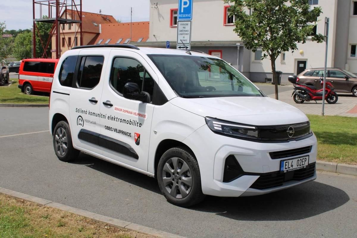 Nová služba pro vejprnické seniory „Senior doprava Vejprnice“, která funguje již od února, si mezi našimi seniory našla své místo. Těší nás, že ji mnozí využívají opakovaně, což je pro nás nejlepší zpětná vazba.