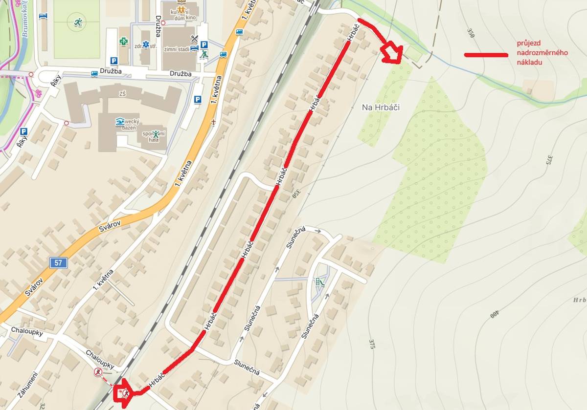 Žádáme občany a majitele motorových vozidel, aby neparkovali svá vozidla v ulici Hrbáč z důvodu zajištění bezpečného průjezdu nadrozměrného nákladu v rámci výstavby ZTV Slunečná II. Omezení platí v těchto termínech: - pátek 7. 8. 2026 v době od 10:00 do 16:00 hod. - pondělí 10. 8. 2026 od 7:00 hod. do úterý 11. 8. 2026 do večerních hodin. V případě nutnosti řešit akutní situaci v době platnosti omezení se informujte u stavbyvedoucího (tel.: 602 481 051). Děkujeme vám za pochopení a ohleduplnost.