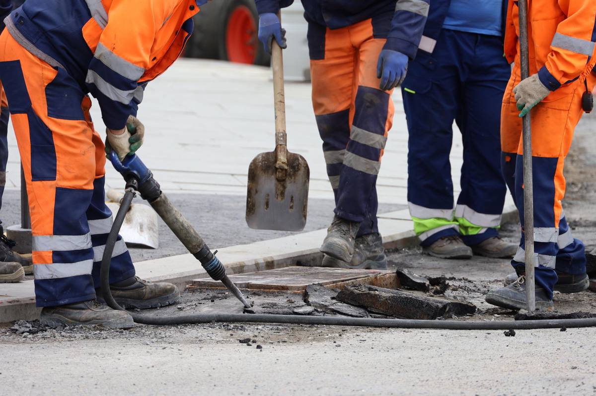 V termínu od 15.8.2026 do 30.8.2026 se budou provádět dílčí opravy komunikace Khodlova v úseku od ulice Vysokovské po ulici Vojickou. V rámci dopravního omezení budou linky MHD vedeny komunikací Vysokovská, zastávka z ulice Khodlova bude dočasně přesunuta do ulice Vysokovská poblíž ulice Vojické. Ulice Vysokovská bude po dobu oprav obousměrná. Prosíme všechny řidiče o respektování a dodržování přechodného dopravního značení. Děkujeme za trpělivost a ohleduplnost během probíhajících prací.