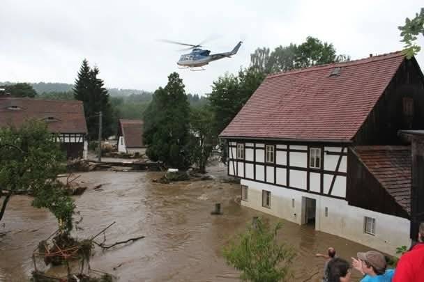 💧7. srpna 2010 se z řeky Smědé stala rozbouřená ničivá síla. Blesková povodeň způsobila v obci mnoho škod na majetku, ale i na psychice místních občanů. 🏠Tehdy byly poničené komunikace, spadlé mosty, rozbitá auta, poškozené a zatopené domy, zničený nábytek. Muselo dojít k demolici krásné hrázděnky ve Vísce. Ostatní přilehlé domy zachránil mohutný dub, který později získal název strom Hrdina (dub Ochránce) a získal 1. místo v soutěži Strom roku 2013 a v následujícím roce skončil v Bruselu na 5. místě jako EVROPSKÝ STROM ROKU 2014. V letošním roce se dub účastní soutěže Strom čtvrtstoletí. Celkově bylo zatopeno 156 domů. Bylo evakuaováno několik desítek lidí. Někteří museli být zachráněni vrtulníkem ze střechy domu. Celkové škody na území obce byly vyčísleny ve výši 272 milionů Kč. Bylo to opravdu velice silné a děsivé. Přestože na tyhle události vzpomínáme se slzami v očích, je třeba na ně nikdy nezapomenout. Povodně si musíme připomínat a poučit se ze všech chyb. Od té doby se v Obci Višňová udělalo mnoho opatřeních vedoucích ke zmírnění dopadů povodní: ☑️V roce 2013 byla dokončena stavba protipovodňové hráze ve Vísce o celkové délce cca 1,4 km. ☑️V roce 2014 byl pořízený varovný protipovodňový systém. ☑️V roce 2021 byl na Krčelském potoku ve Vísce vybudován největší suchý poldr v České republice. ☑️V roce 2026 byla provedena rekonstrukce horní únikové cesty z Minkovic do Višňové. ☑️A další... Dbá se také na zajištění a zlepšení zázemí a na připravenost jednotky požární ochrany, která je tvořena členy ze tří sborů dobrovolných hasičů (Višňová, Předlánce, Minkovice): ☑️V roce 2023 došlo k částečné rekonstrukci požární zbrojnice v Minkovicích. ☑️V roce 2024 došlo ke kompletní rekonstrukci požární zbrojnice ve Višňové. ☑️V roce 2025 došlo k částečné rekonstrukci požární zbrojnice v Předláncích. ☑️Průběžně každoročně dochází k obměňování a doplňování požárního vybavení a požární techniky. Letos dojde k zakoupení elektrocentrály jako záložního zdroje elektrické energie pro hasičárnu ve Višňové a pro obecní úřad.  ☑️Každoročně dochází k odborné a zdravotní připravenosti hasičů. Avšak k zajištění bezpečnosti a klidu občanů je třeba postupovat dále. Na čem pracujeme: 👉Další automatické přečerpávací stanici u povodňové hráze ve Vísce. 👉Navýšení protipovodňové hráze v Poustce. 👉 Vybudování protipovodňové hráze u Minkovického potoku. 👉Vybudování protipovodňové hráze u železniční stanice v Minkovicích. 👉Návrh preventivních opatření ve Višňové a v Předláncích. 👉Připravujeme výměnu varovného protipovodňového systému a nový povodňový plán (byla schválena finanční dotace ve výši 2.060.000,- Kč). 👉 Připravuje se osazení hradítek u propustků v Minkovicích a ve Višňové. Veškerá opatření se dělají s jediným cílem – ochránit Obec Višňovou, jejich obyvatele a budoucnost. Z celého srdce děkujeme všem, kdo nám tehdy pomohli – lidsky, materiálně, finančně i morálně.❤️ Starosta