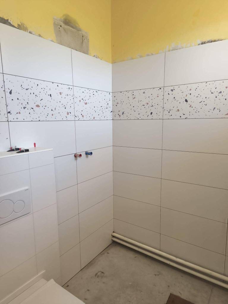 V obci Vysoké Pole probíhá rekonstrukce sociálního zařízení v budově mateřské školy.   Součástí projektu je kompletní modernizace dětských i personálních hygienických prostor a obnova vnitřního vybavení školky.