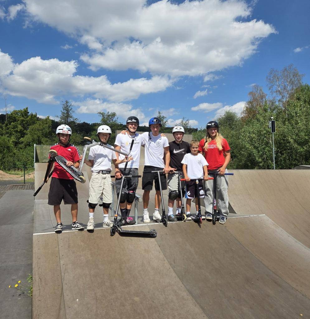 Dnes se nám podařilo zachytit na našem skateparku část mládežnické i seniorské reprezentace ve freestyle scooteringu. Sportovci zde trénují a připravují se na Mistrovství České republiky, které se uskuteční 21. - 22. 8. 2026 v Pardubicích.