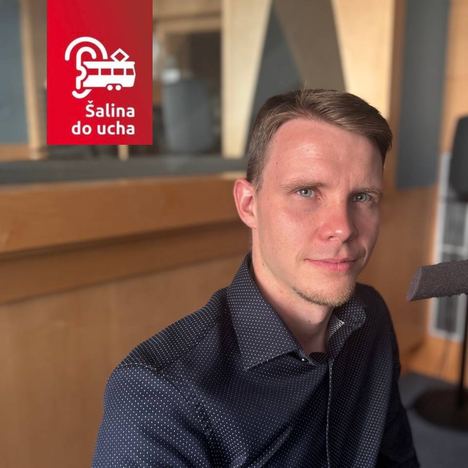 Autobusy DPMB nevozí cestující jen po Brně. Vyrážejí s nimi na výlety, sportovní akce, služební cesty i do zahraničí – a za každým zájezdem je spousta příprav a organizace. Jak vypadá práce, kterou cestující běžně nevidí, a jaké neobvyklé situace už museli v komerční dopravě řešit? Poslechněte si nový díl podcastu Šalina do ucha o zájezdové dopravě DPMB.   Podcast je k poslechu zde.