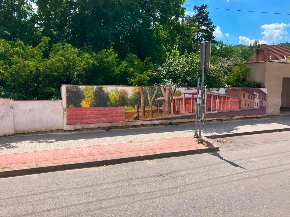 Vizualizace budoucí podoby autobusové zastávky a zázemí pro akce v parku Abychom vám přiblížili plánovanou podobu projektu, připravili jsme vizualizaci budoucího řešení přímo do současného prostředí. Díky ní si můžete lépe představit, jak by toto místo mohlo vypadat po dokončení projektu. Návrh počítá s novou autobusovou zastávkou, na kterou navazuje zázemí pro kulturní a sportovní akce pořádané v parku. Obě části tvoří jeden funkční celek, který nabídne potřebné zázemí jak pro každodenní provoz, tak pro život a akce v parku.