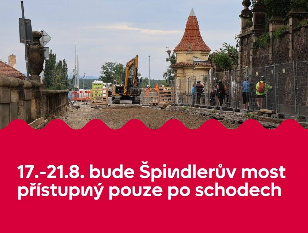 ‼️Od pondělí 17. do pátku 21. srpna rekonstrukce roudnického předpolí mostu Ervína Špindlera omezí průchod koridorem pro pěší.   🚧 Výkopové práce mimořádně neumožní zachování přístupu přímo z náměstí. Cesta pro chodce i cyklisty bude vedena pouze po schodech z Poděbradovy ulice.  ♿️ Zhotovitel zajistí nájezdy po vedení kol i kočárků. I přesto však pravděpodobně nebude zcela bezbariérový. Prosíme proto o zvážení svých sil a také o případné nabídnutí pomoci těm, kteří ji potřebují. Děkujeme.