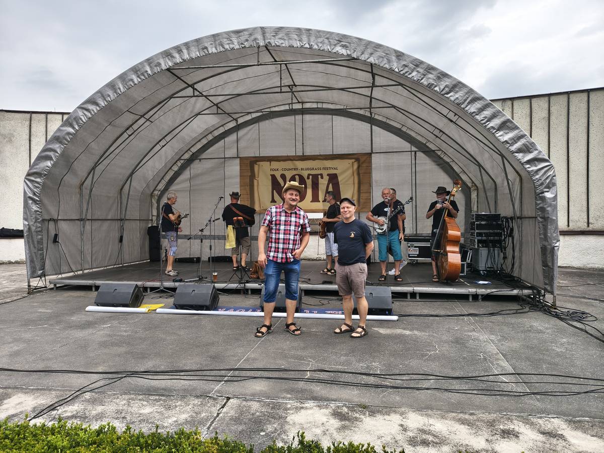 V sobotu 1. srpna se v přírodním amfiteátru na Rychtě uskutečnil již 34. ročník tradičního festivalu Rtyňská NOTA. Také letos nabídl pestrý program plný bluegrassové, folkové a country hudby. Na pódiu se postupně představily skupiny Tendr, Blue Folk, Damtrio, Martin & Gibson, Poutníci a Prospect Bluegrass. Každá z kapel přinesla vlastní hudební rukopis a společně vytvořily příjemnou festivalovou atmosféru. Návštěvníci si mohli vychutnat jak známé melodie, tak autorskou tvorbu a kvalitní hudební výkony.  Počasí pořadatelům i účinkujícím nakonec přálo. Přestože se během programu objevila krátká dešťová přeháňka, průběh festivalu výrazněji nenarušila a většina odpoledne i večera se obešla bez větších komplikací.  Přestože letos dorazilo méně návštěvníků než v předchozích letech, ti, kteří si na festival cestu našli, vytvořili příjemnou atmosféru a odměňovali vystupující zaslouženým potleskem.  Děkujeme všem kapelám, návštěvníkům, rtyňským hasičům a pánům zvukařům, kteří se na přípravě letošního ročníku podíleli. Budeme se těšit na další ročník.