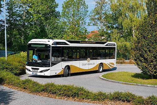 Po více než dvou desetiletích se cestující v Českém Krumlově dočkají zcela nových autobusů městské hromadné dopravy. Od září vyjedou na obě městské linky moderní nízkopodlažní elektrobusy, které přinesou tišší provoz, vyšší komfort i bezemisní dopravu.